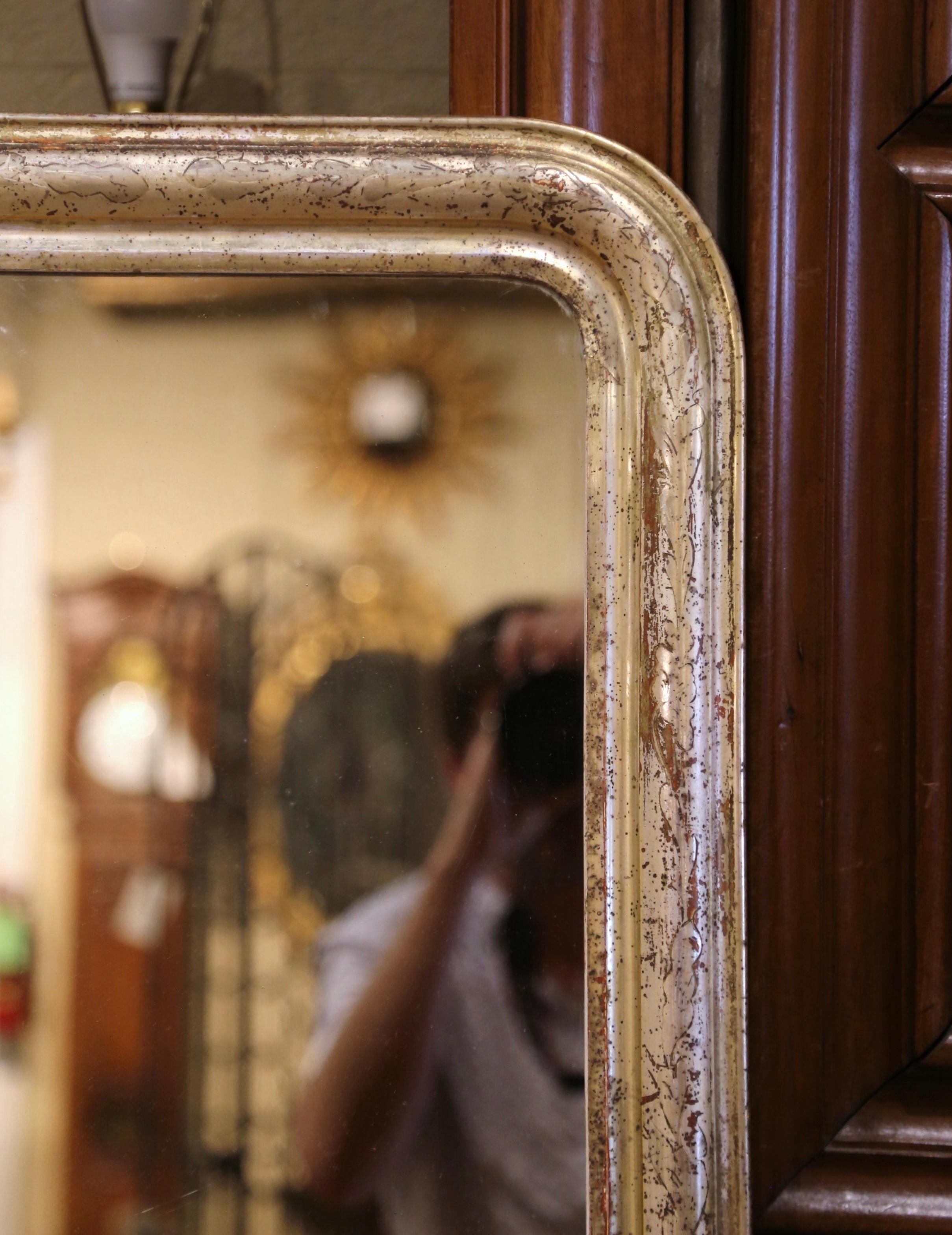 Français Miroir français du 19ème siècle en bois doré Louis Philippe avec décor floral gravé