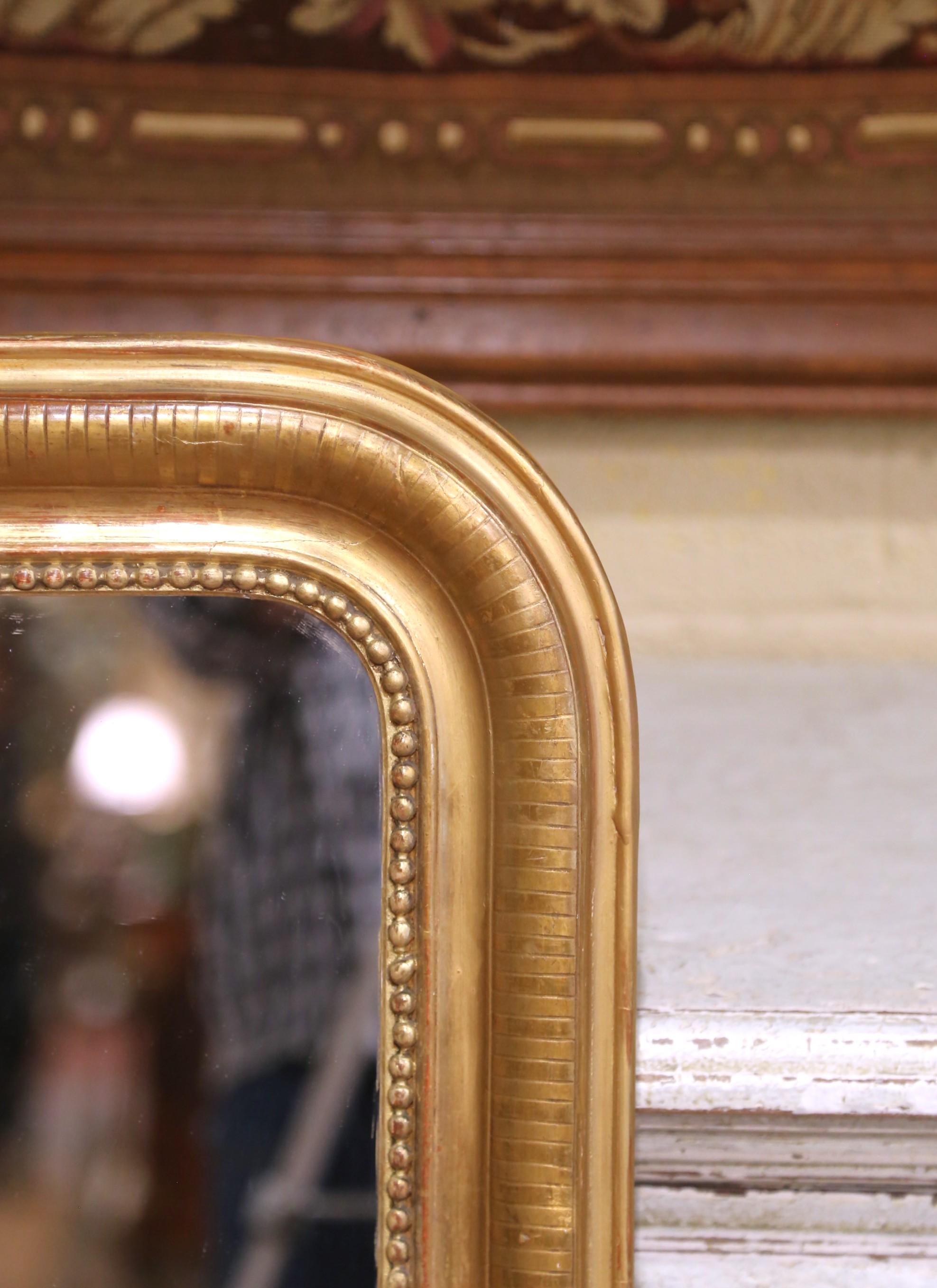 Francese Specchio in legno dorato francese del XIX secolo di Louis Philippe con decorazioni floreali incise in vendita