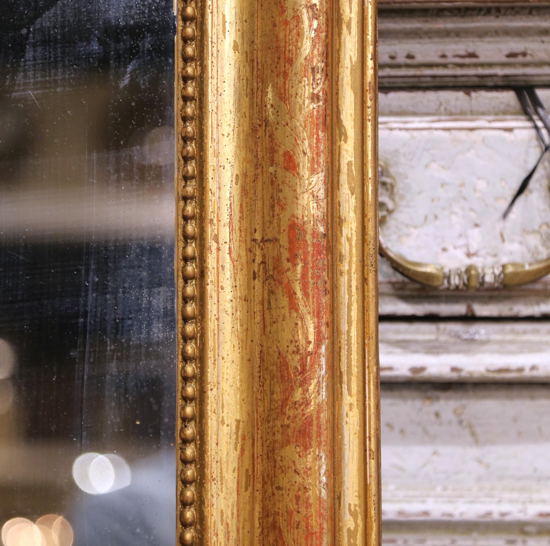 Espejo francés de madera dorada de Louis Philippe del siglo XIX con decoración floral grabada Francés en venta