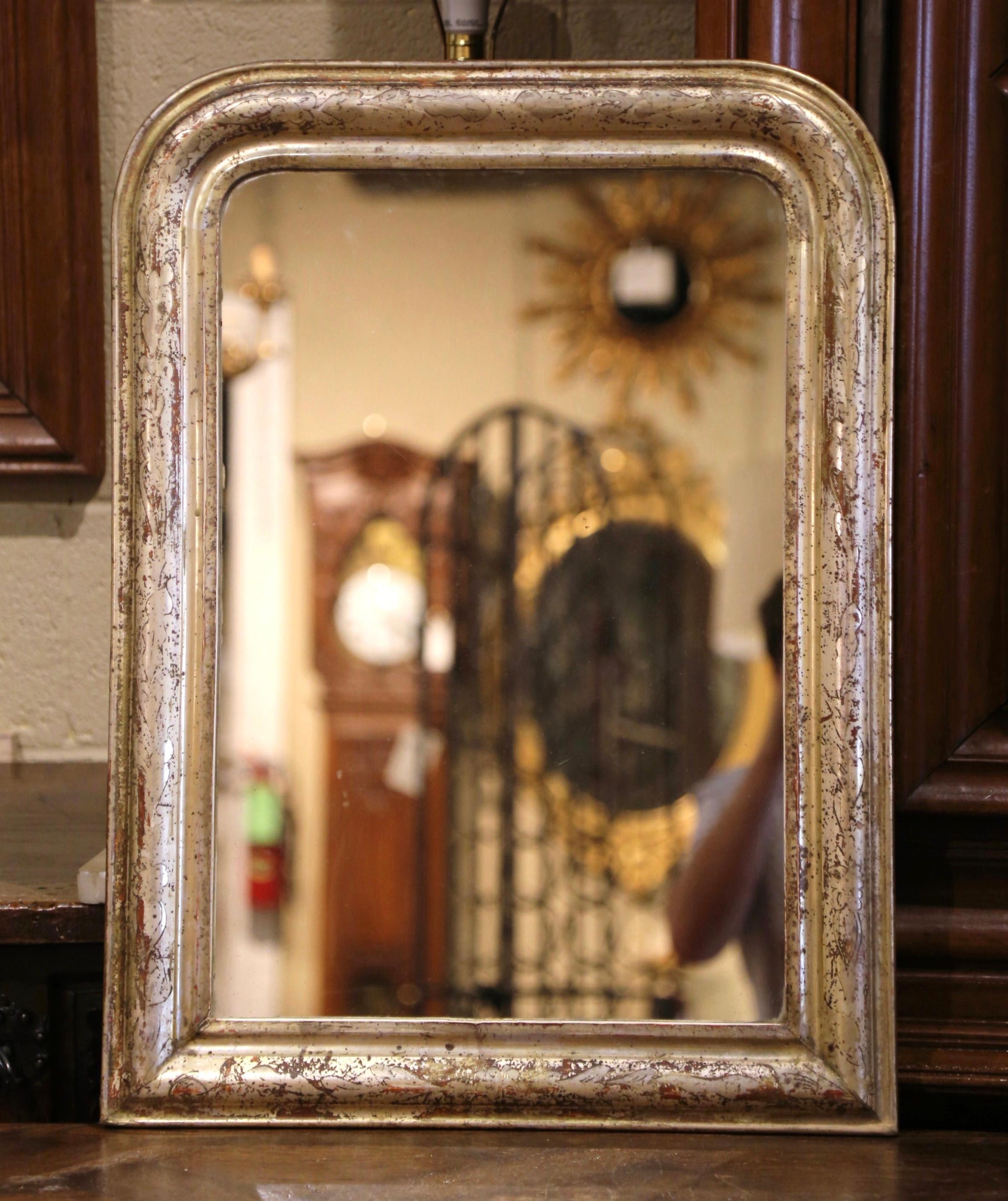 Sculpté à la main Miroir français du 19ème siècle en bois doré Louis Philippe avec décor floral gravé