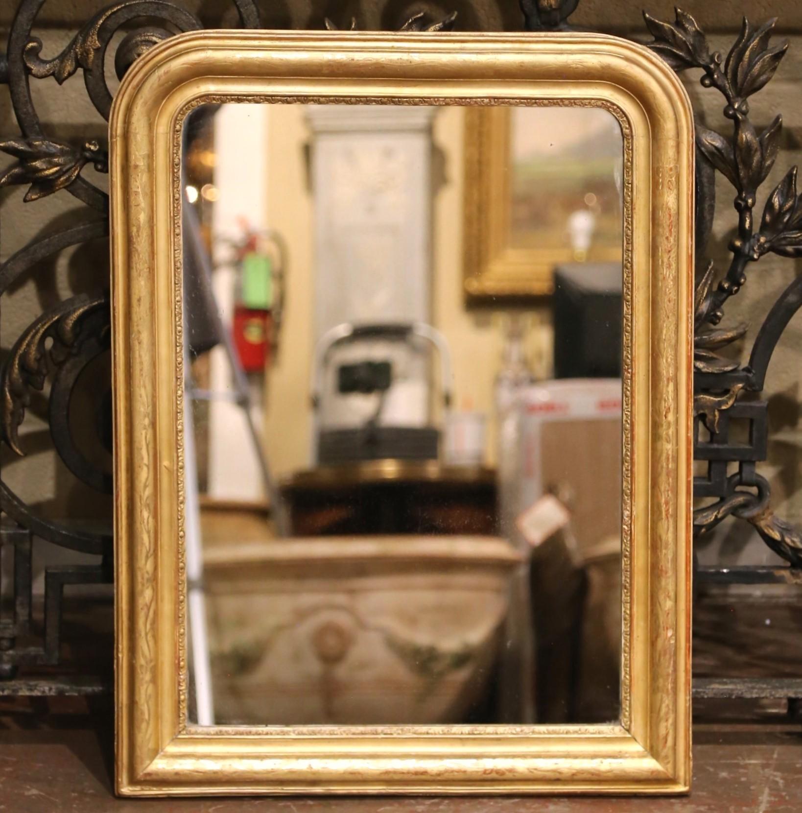 Französischer Louis-Philippe-Spiegel aus vergoldetem Holz mit graviertem Blumendekor aus dem 19. Jahrhundert im Zustand „Hervorragend“ im Angebot in Dallas, TX