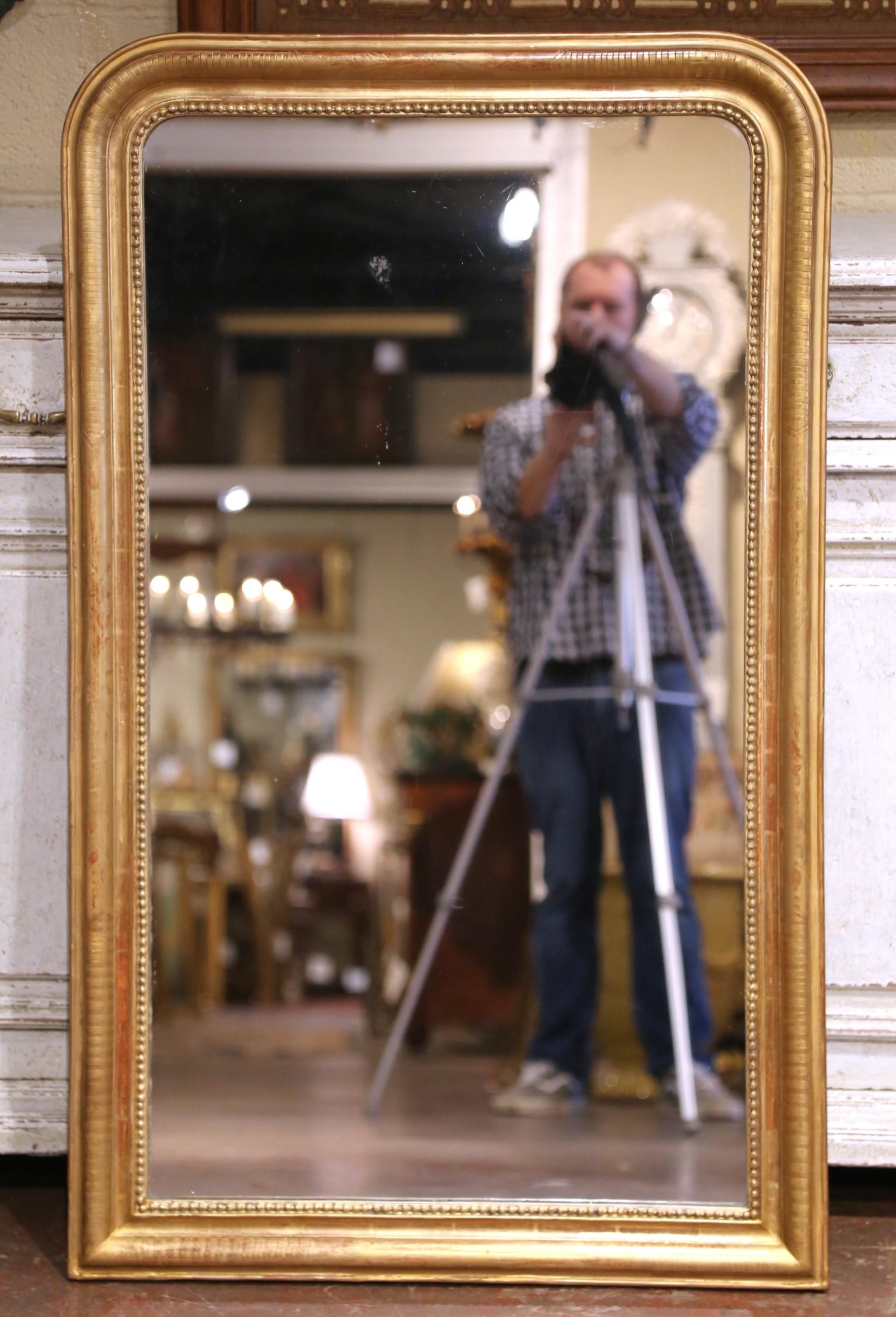 Intagliato a mano Specchio in legno dorato francese del XIX secolo di Louis Philippe con decorazioni floreali incise in vendita