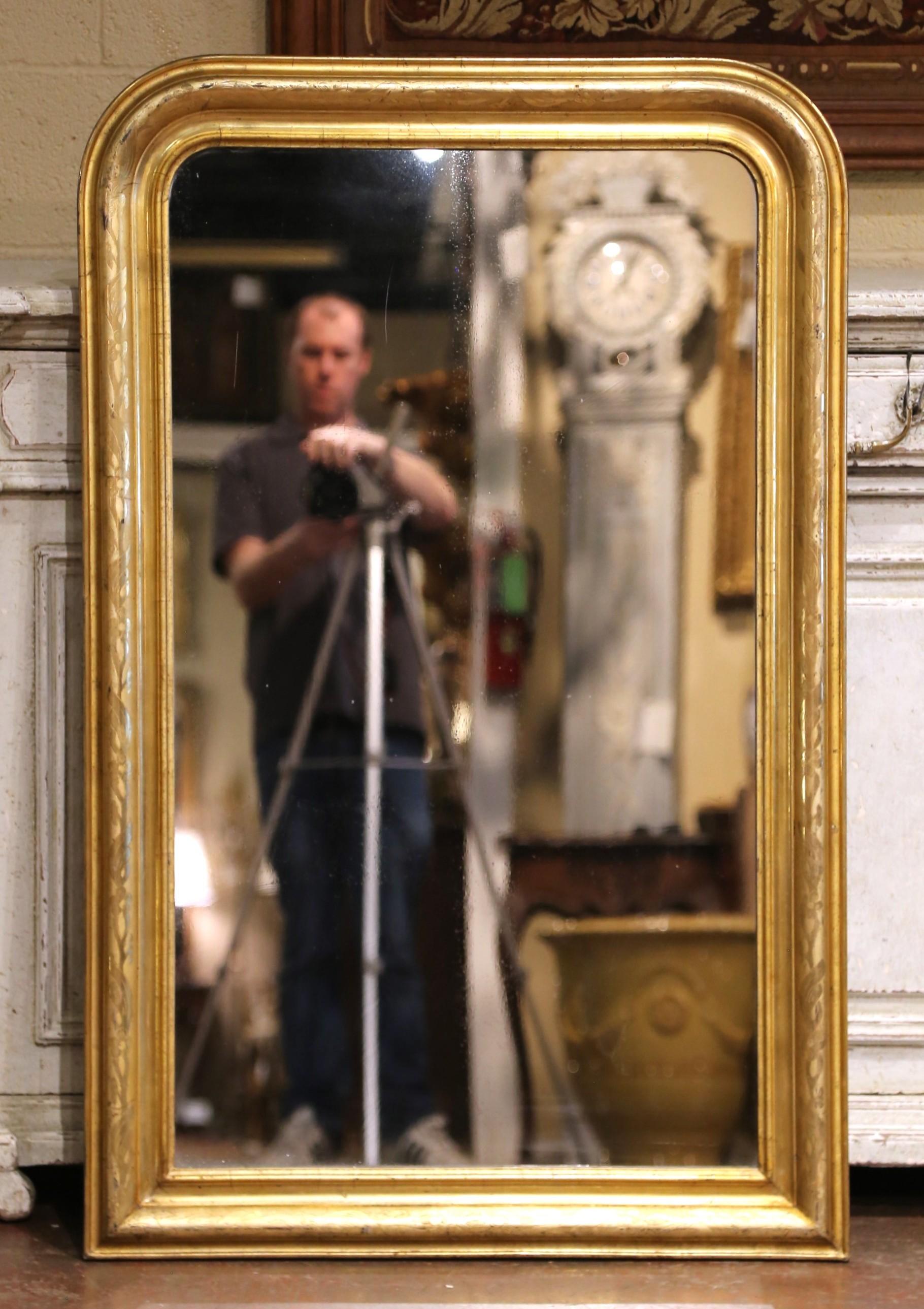 Intagliato a mano Specchio in legno dorato francese del XIX secolo di Louis Philippe con decorazioni floreali incise in vendita