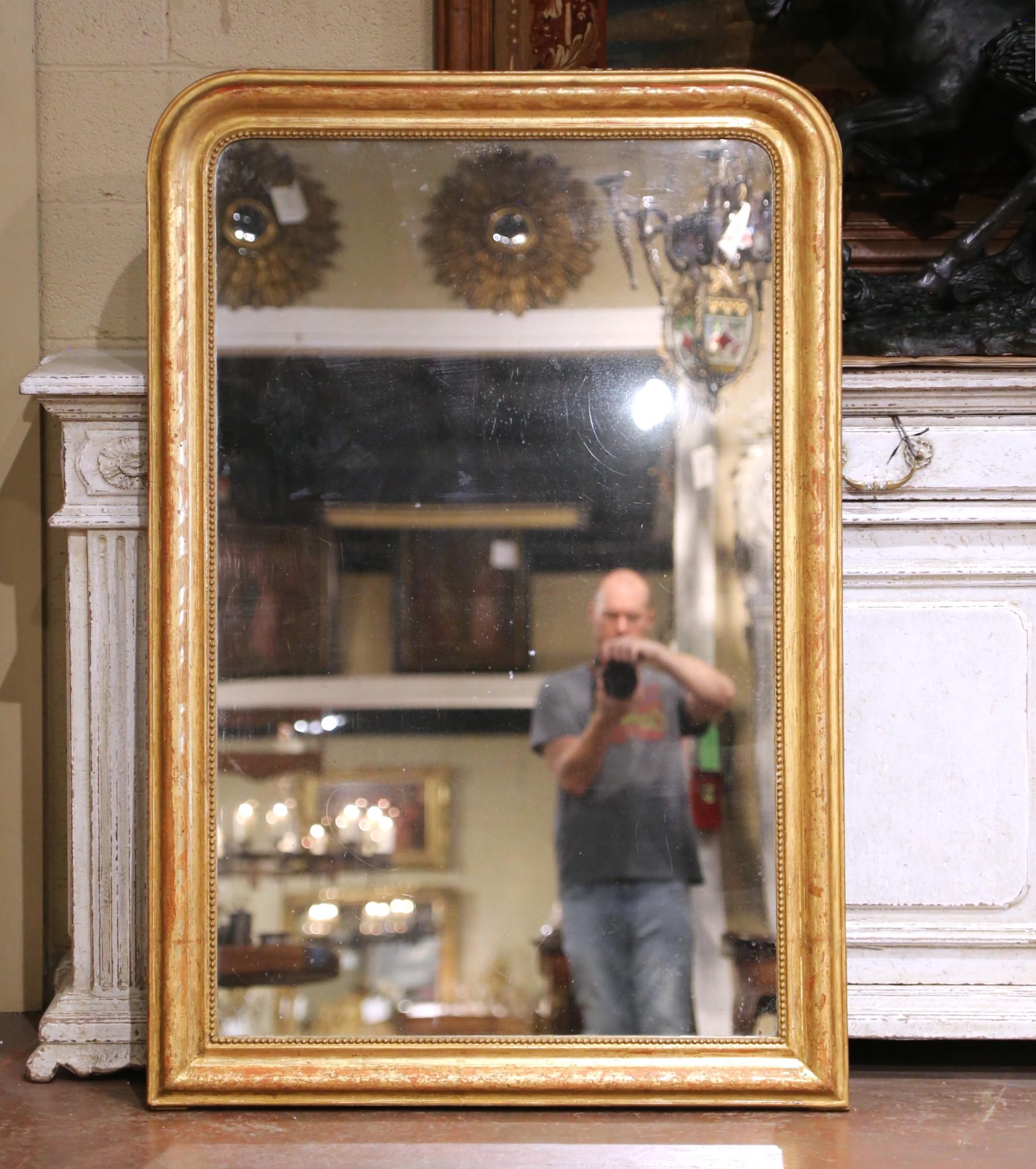 Espejo francés de madera dorada de Louis Philippe del siglo XIX con decoración floral grabada Tallado a mano en venta
