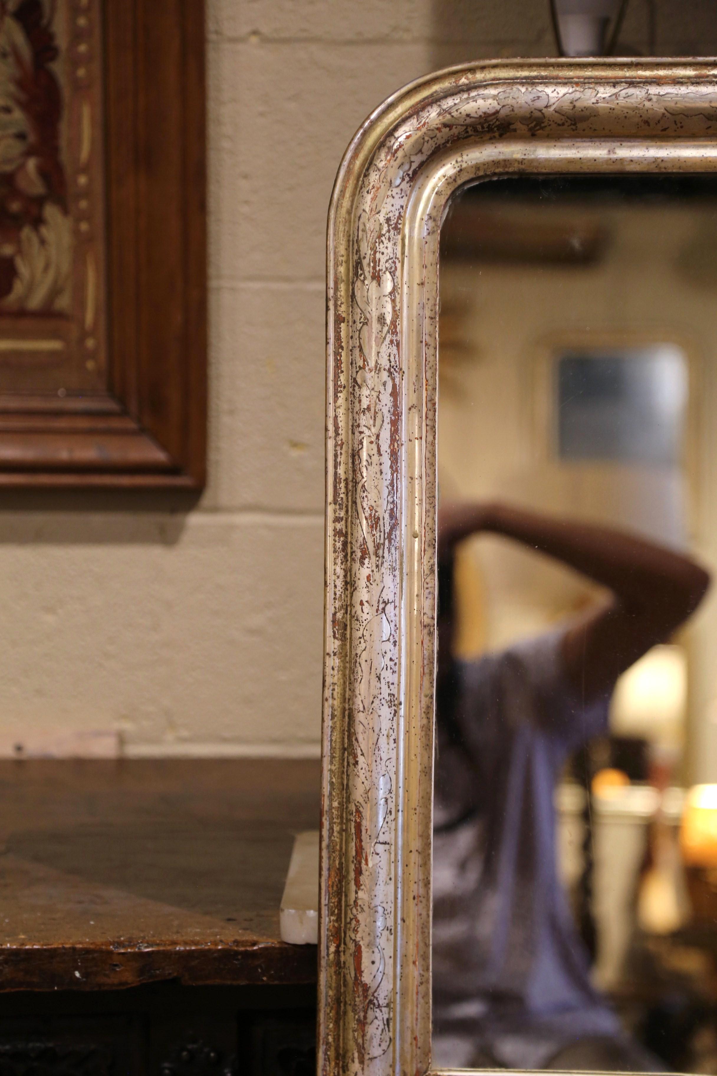 Miroir français du 19ème siècle en bois doré Louis Philippe avec décor floral gravé Excellent état à Dallas, TX