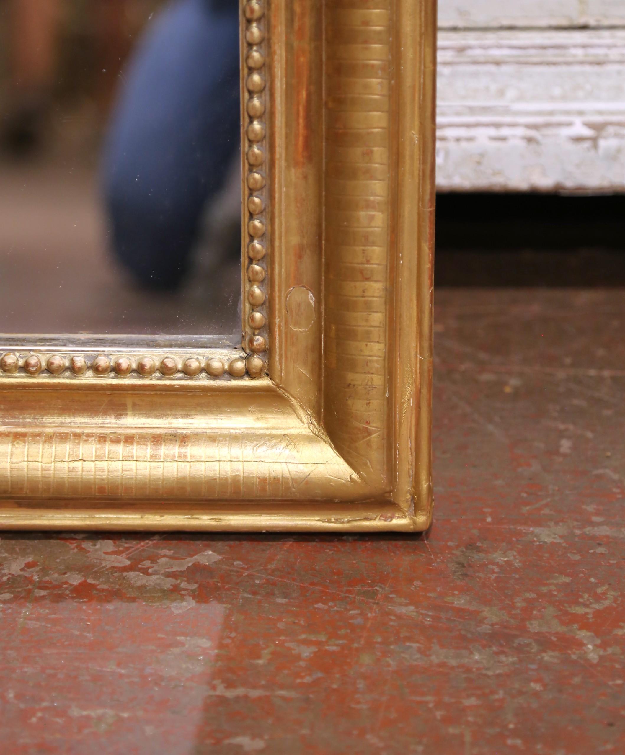Specchio in legno dorato francese del XIX secolo di Louis Philippe con decorazioni floreali incise In condizioni ottime in vendita a Dallas, TX