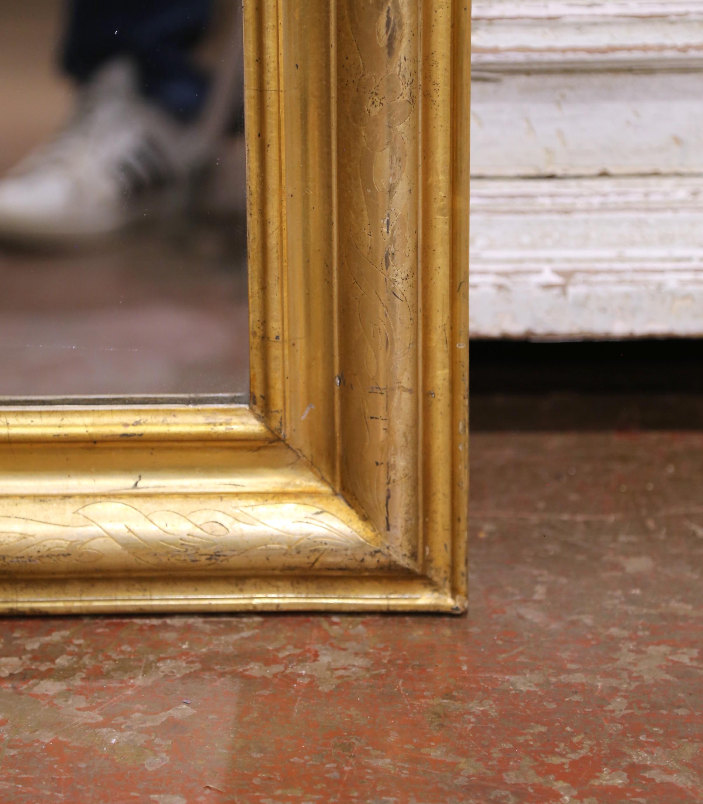 Specchio in legno dorato francese del XIX secolo di Louis Philippe con decorazioni floreali incise In condizioni ottime in vendita a Dallas, TX