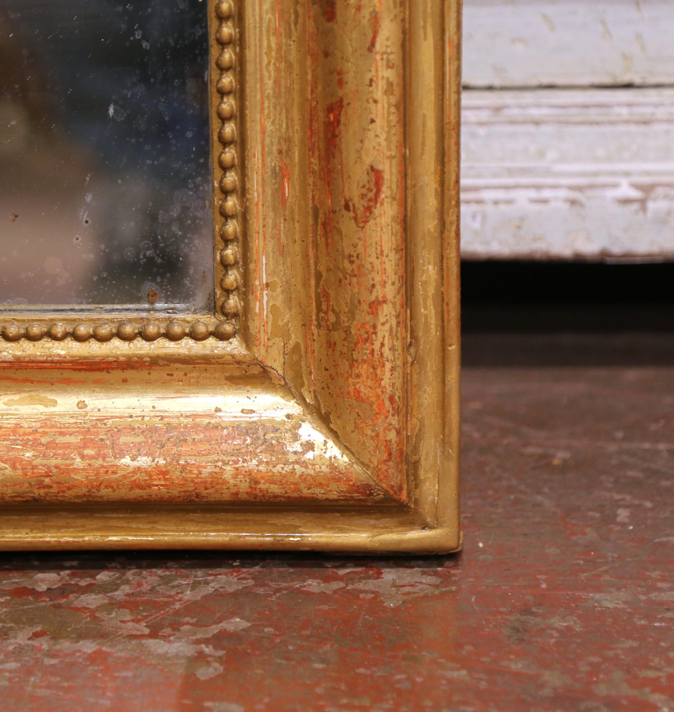 Espejo francés de madera dorada de Louis Philippe del siglo XIX con decoración floral grabada en Excelente estado para la venta en Dallas, TX