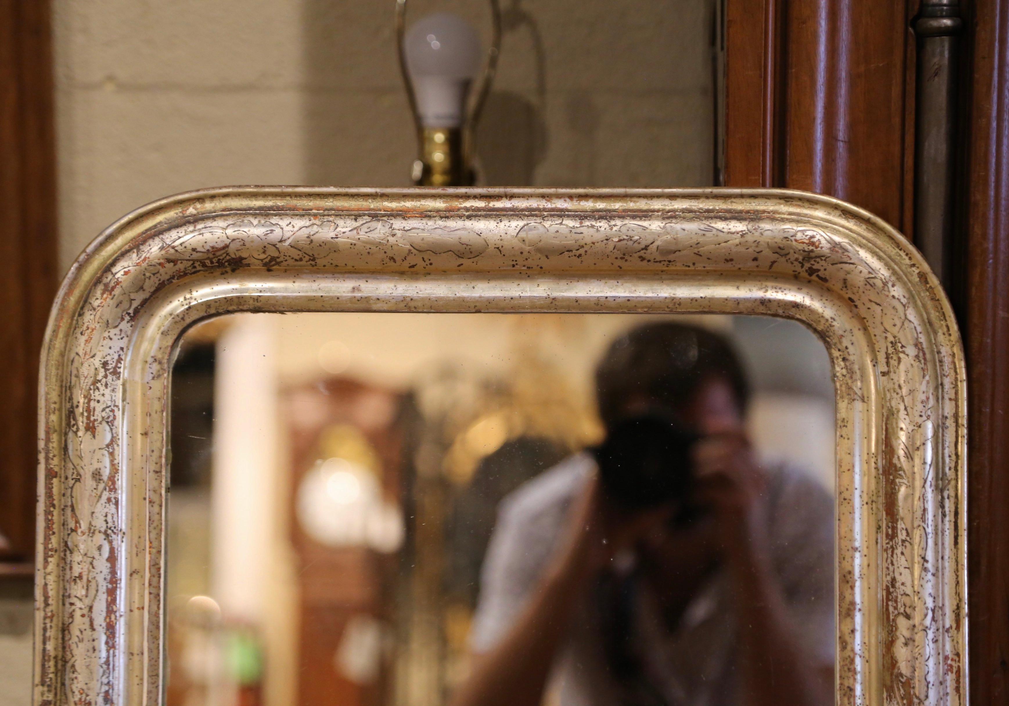 XIXe siècle Miroir français du 19ème siècle en bois doré Louis Philippe avec décor floral gravé