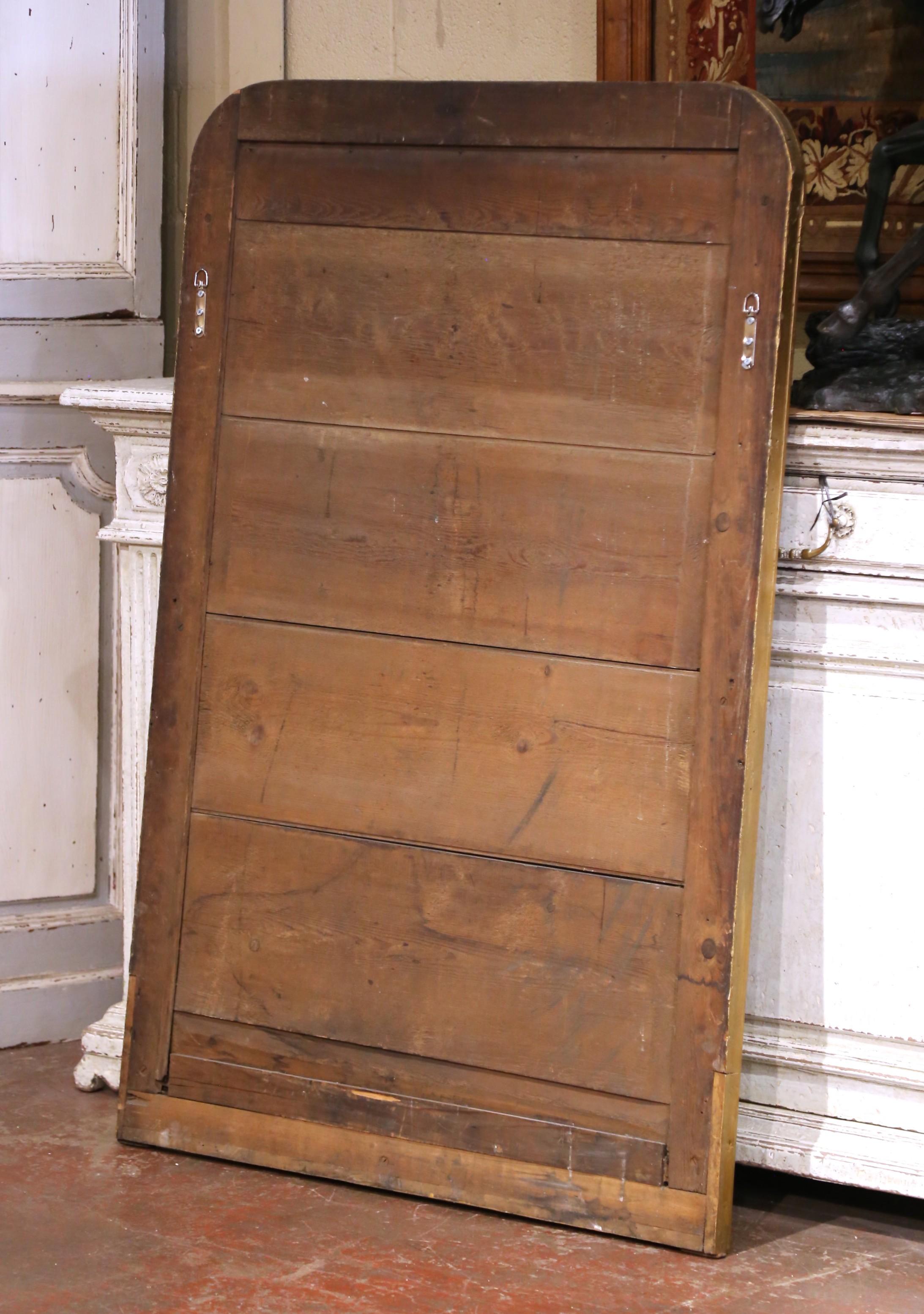 Espejo francés de madera dorada de Louis Philippe del siglo XIX con decoración floral grabada Vidrio en venta
