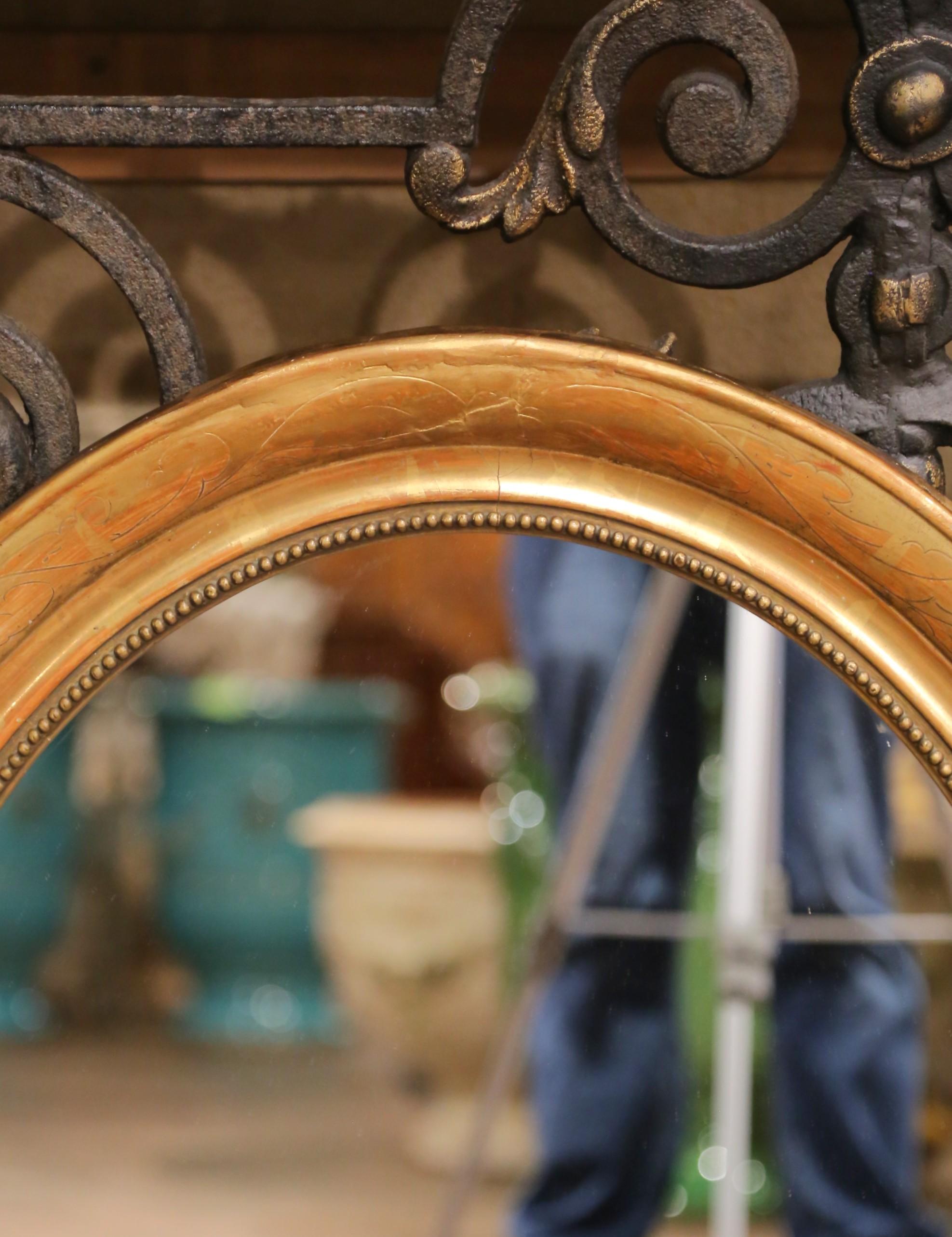 Hand-Carved 19th Century French Louis Philippe Giltwood Oval Wall Mirror with Engraved Motif For Sale