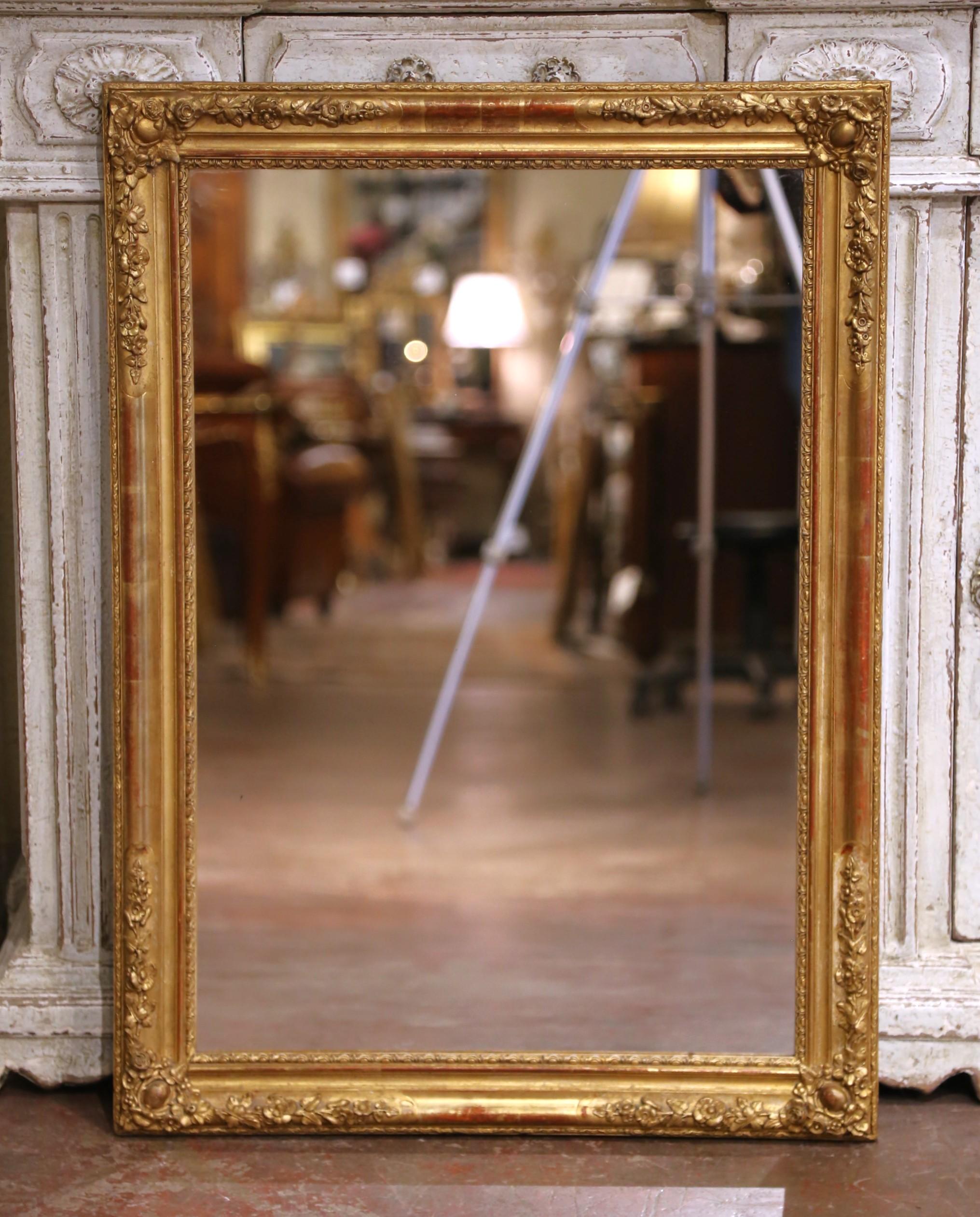 Français Miroir mural en bois doré à motifs floraux, Louis Philippe, France, 19e siècle en vente