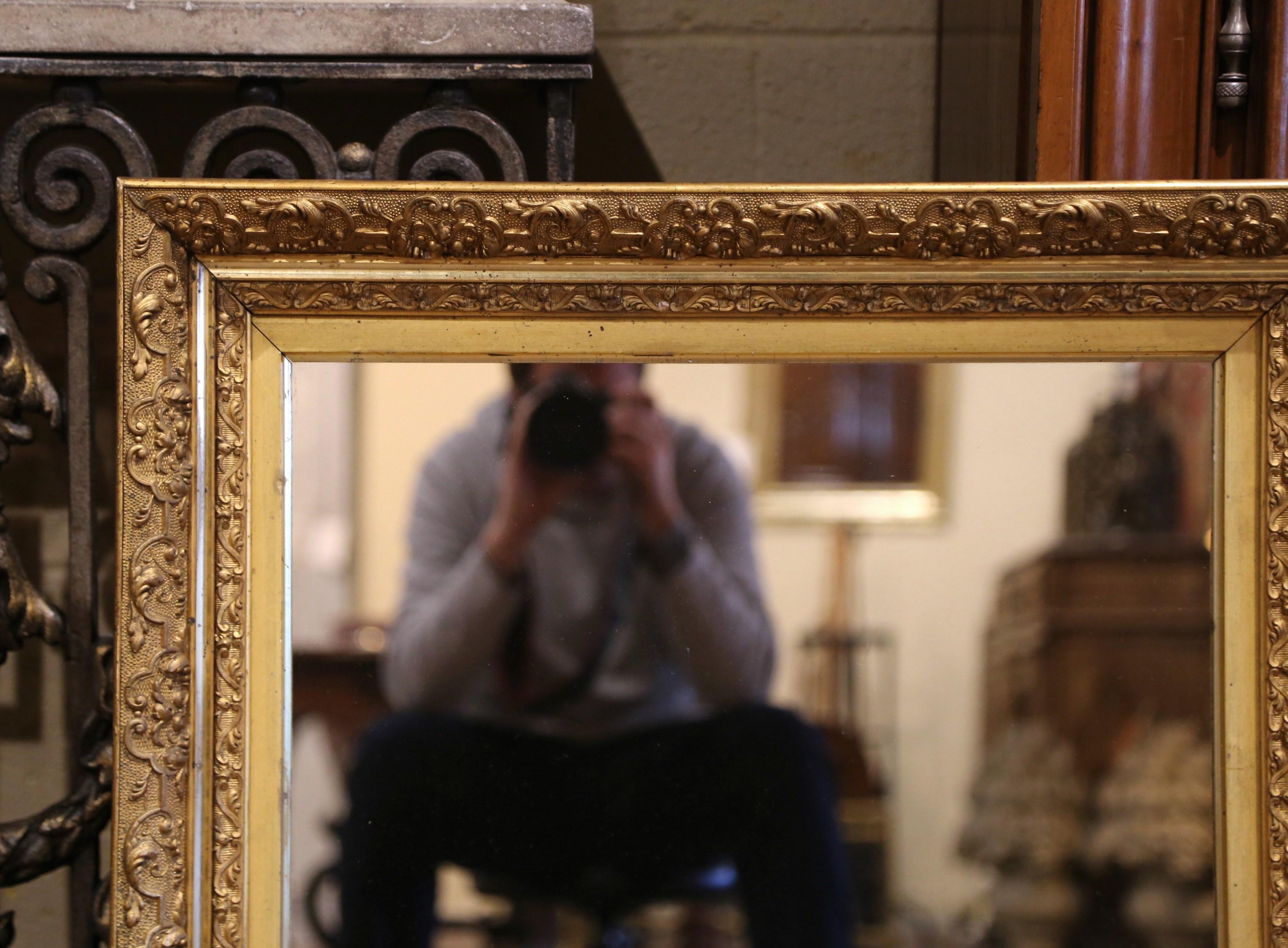 19th Century French Louis Philippe Giltwood Wall Mirror with Foliage Motifs In Excellent Condition For Sale In Dallas, TX