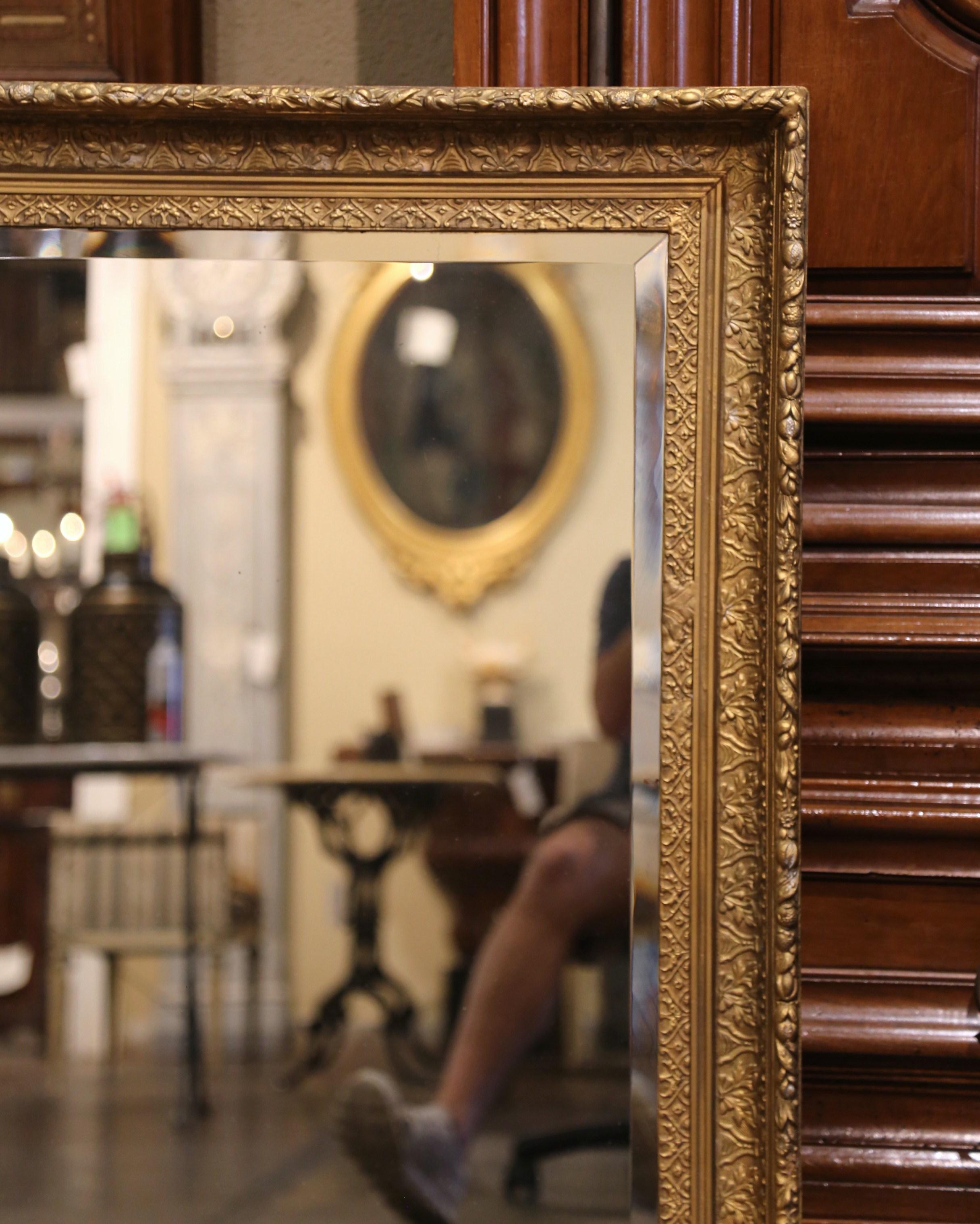 Francese Specchio da parete in legno dorato Louis Philippe del XIX secolo con motivi di fogliame in vendita