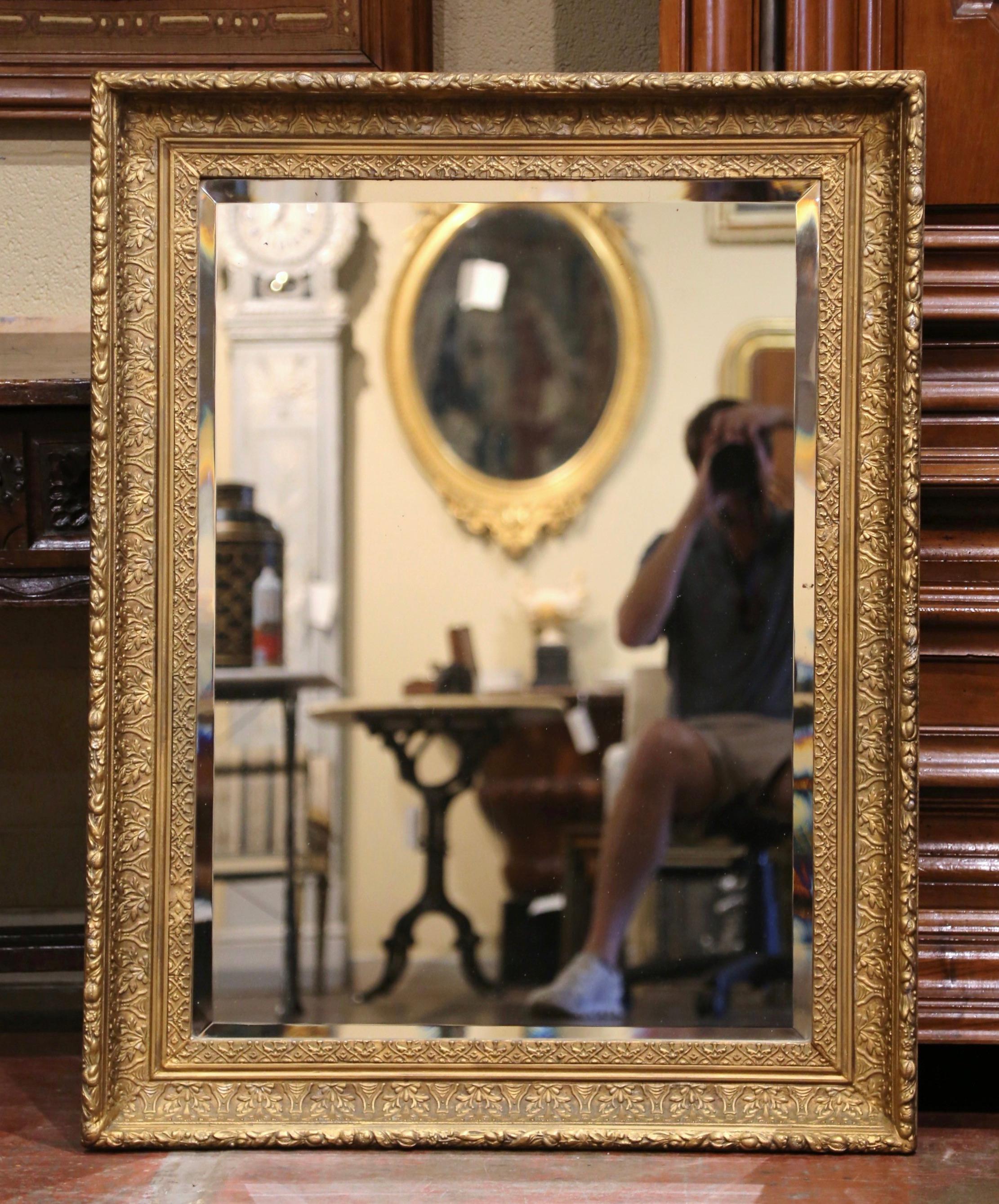 Dorato Specchio da parete in legno dorato Louis Philippe del XIX secolo con motivi di fogliame in vendita