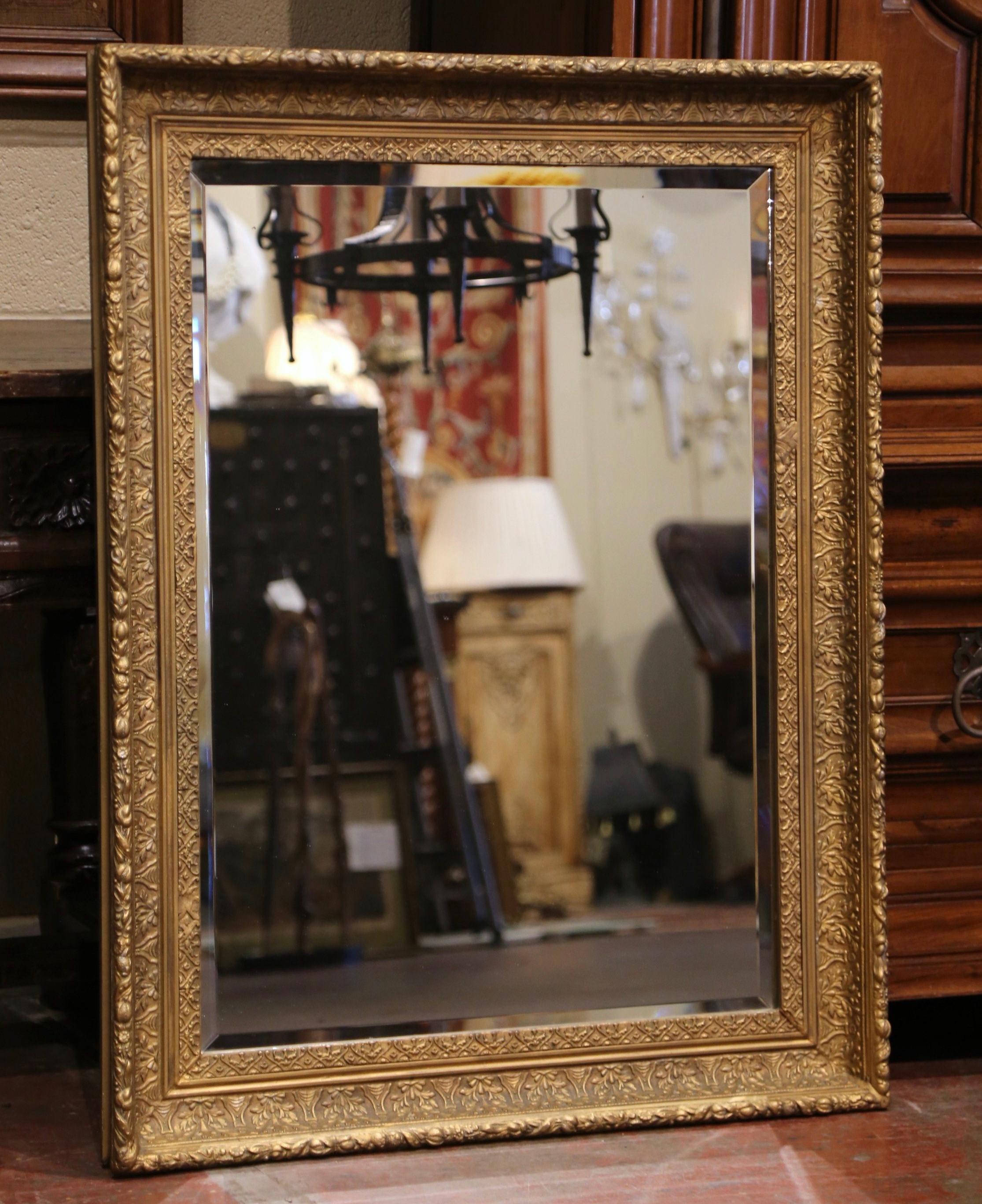 Specchio da parete in legno dorato Louis Philippe del XIX secolo con motivi di fogliame In condizioni ottime in vendita a Dallas, TX