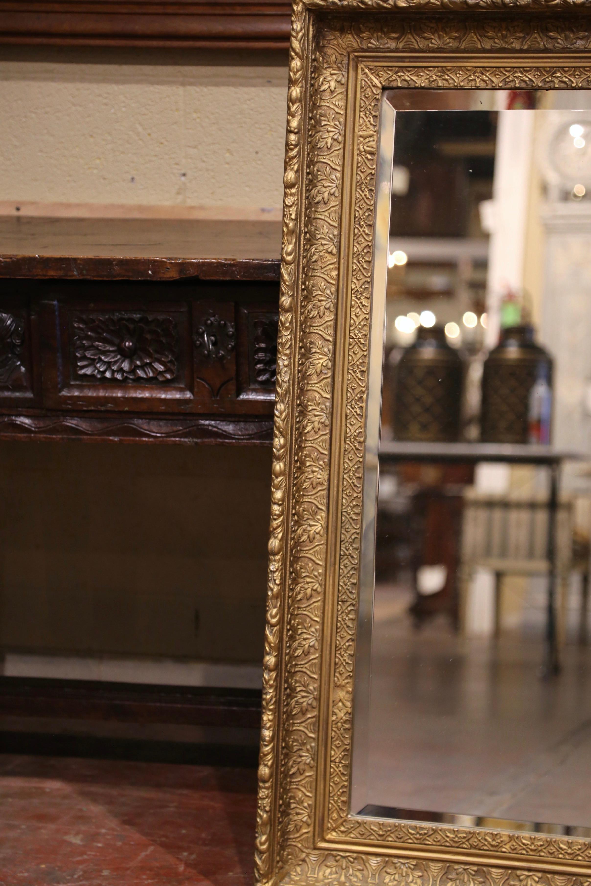 Foglia d’oro Specchio da parete in legno dorato Louis Philippe del XIX secolo con motivi di fogliame in vendita