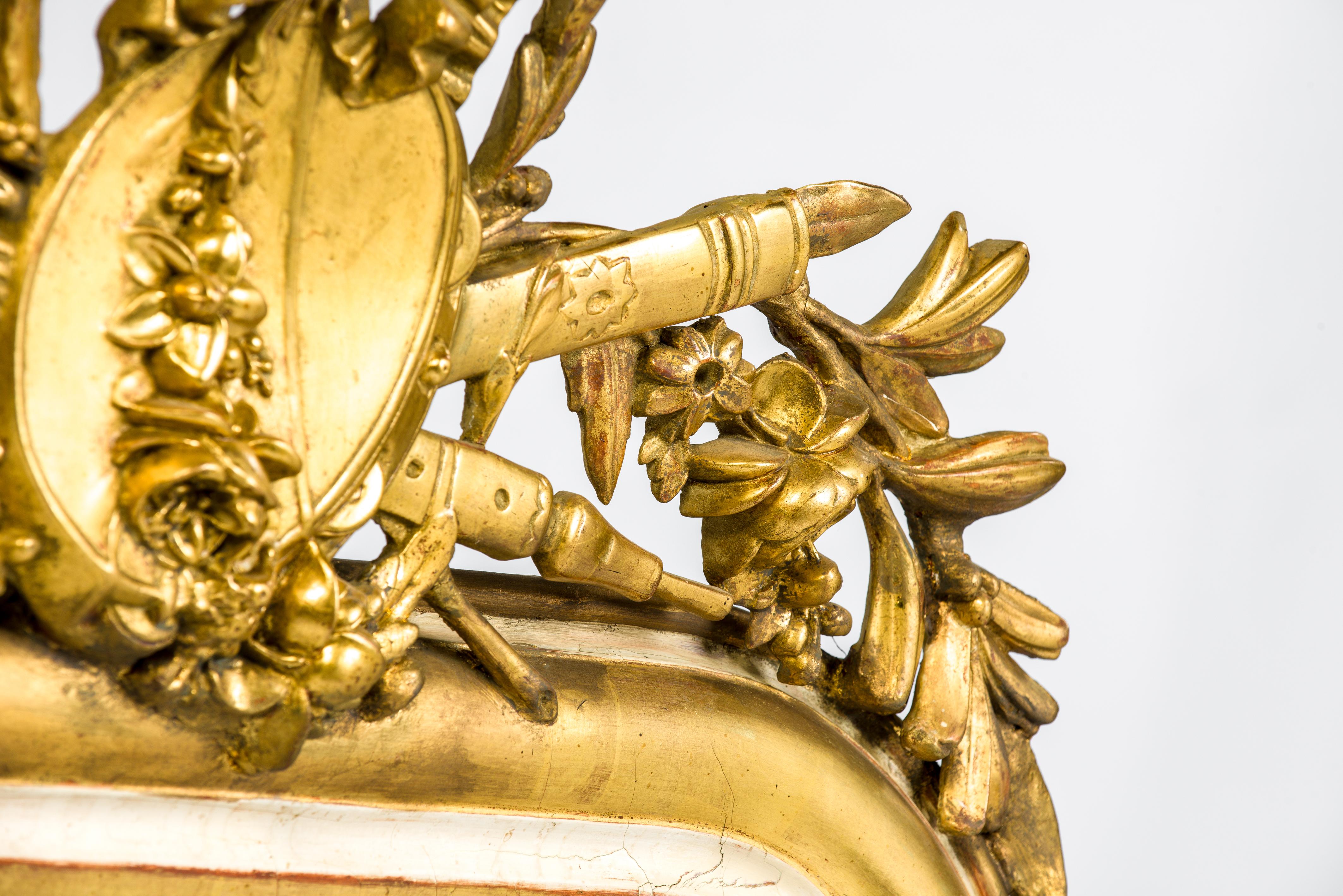 19th-Century French Louis Philippe Gold Leaf Gilt Mirror with Crest In Good Condition In Casteren, NL