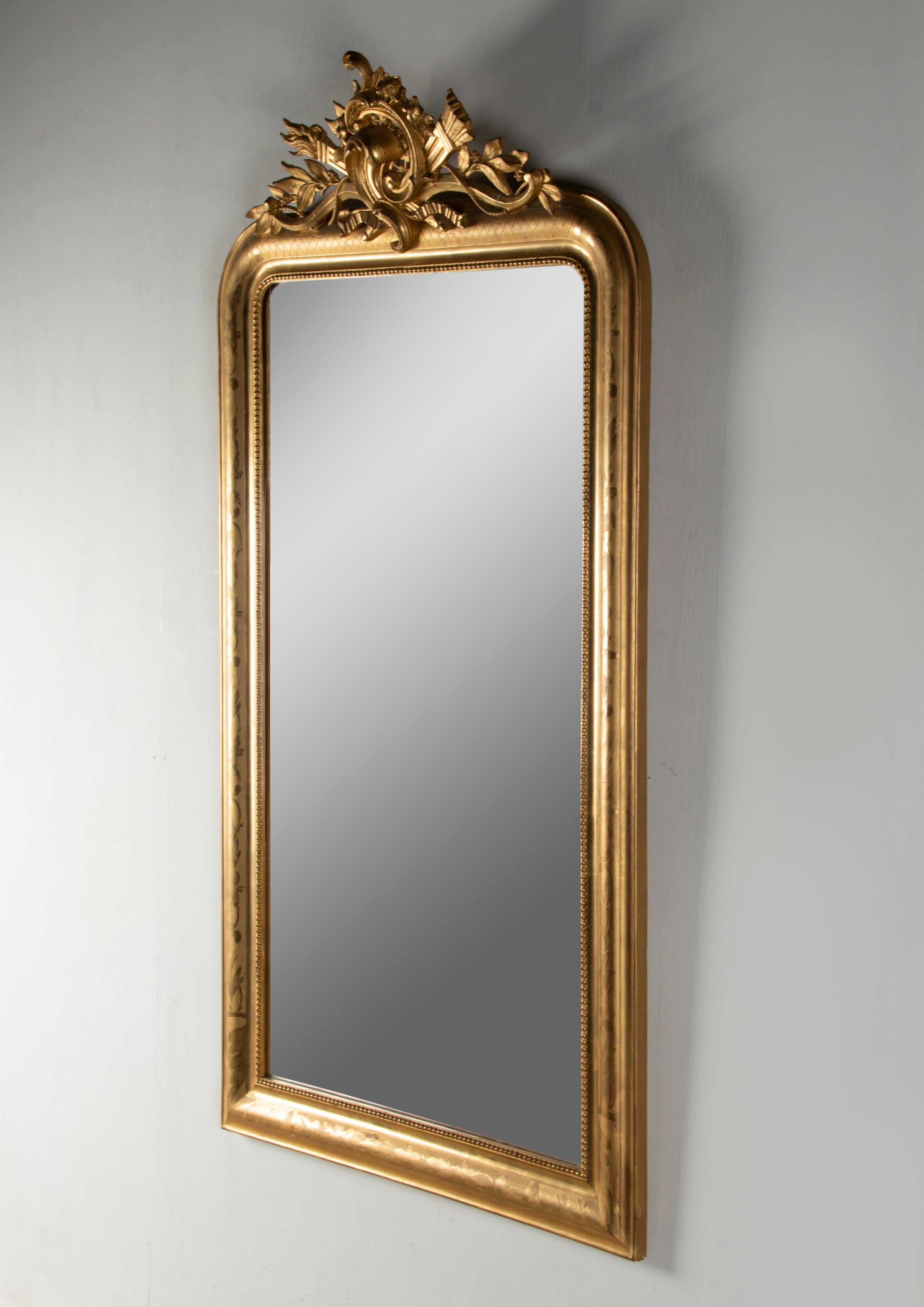 Miroir Louis Philippe français du 19ème siècle à feuilles d'or Bon état - En vente à Casteren, Noord-Brabant