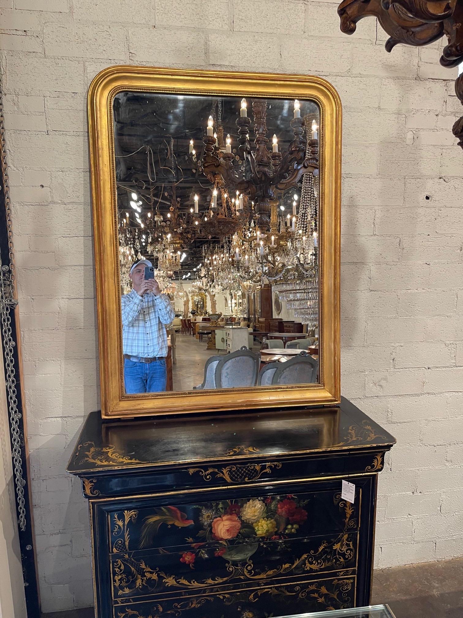 Magnifique miroir Louis Philippe en or doré du 19ème siècle. Un beau classique qui se marie bien avec une variété de décors !