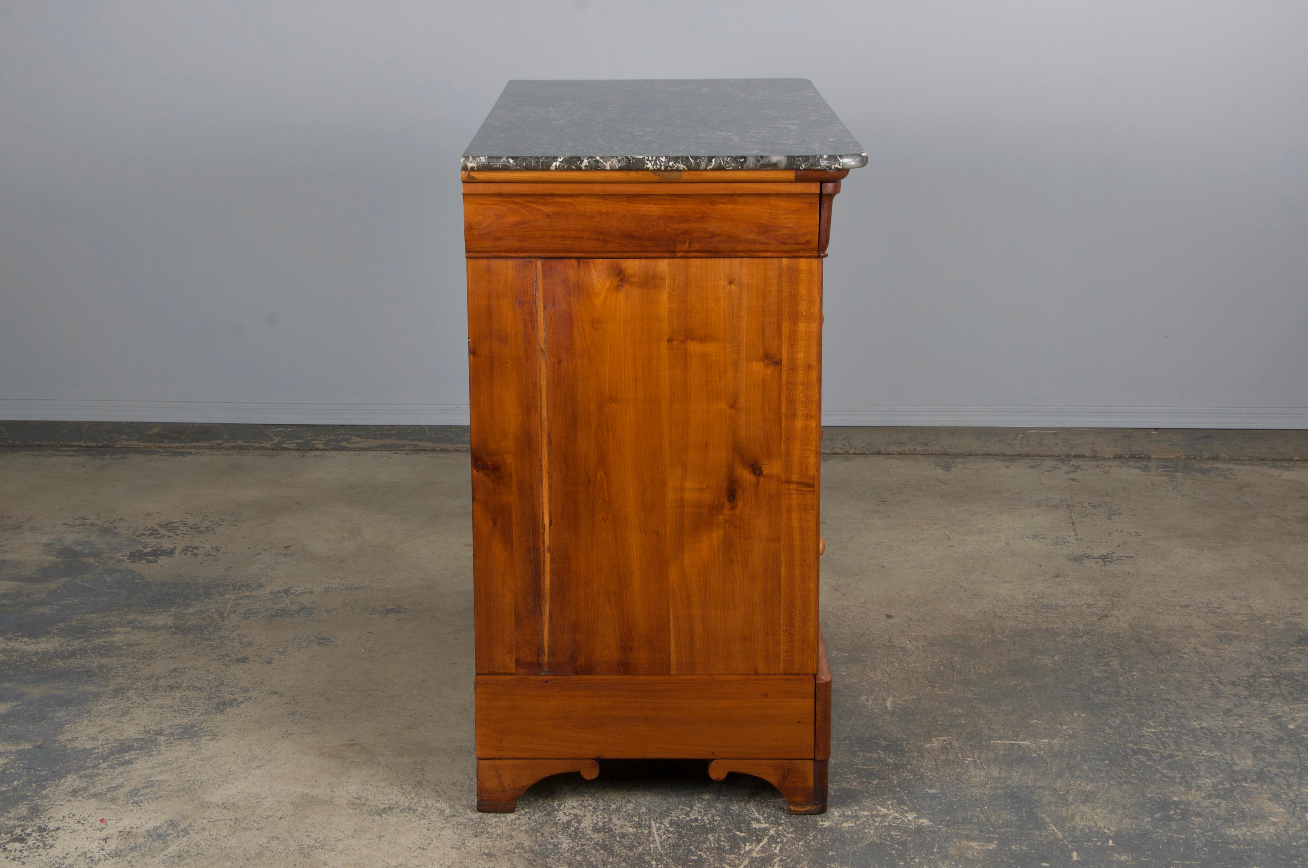 Cassettiera in acero Louis Philippe del 19° secolo con piano in marmo in vendita 3