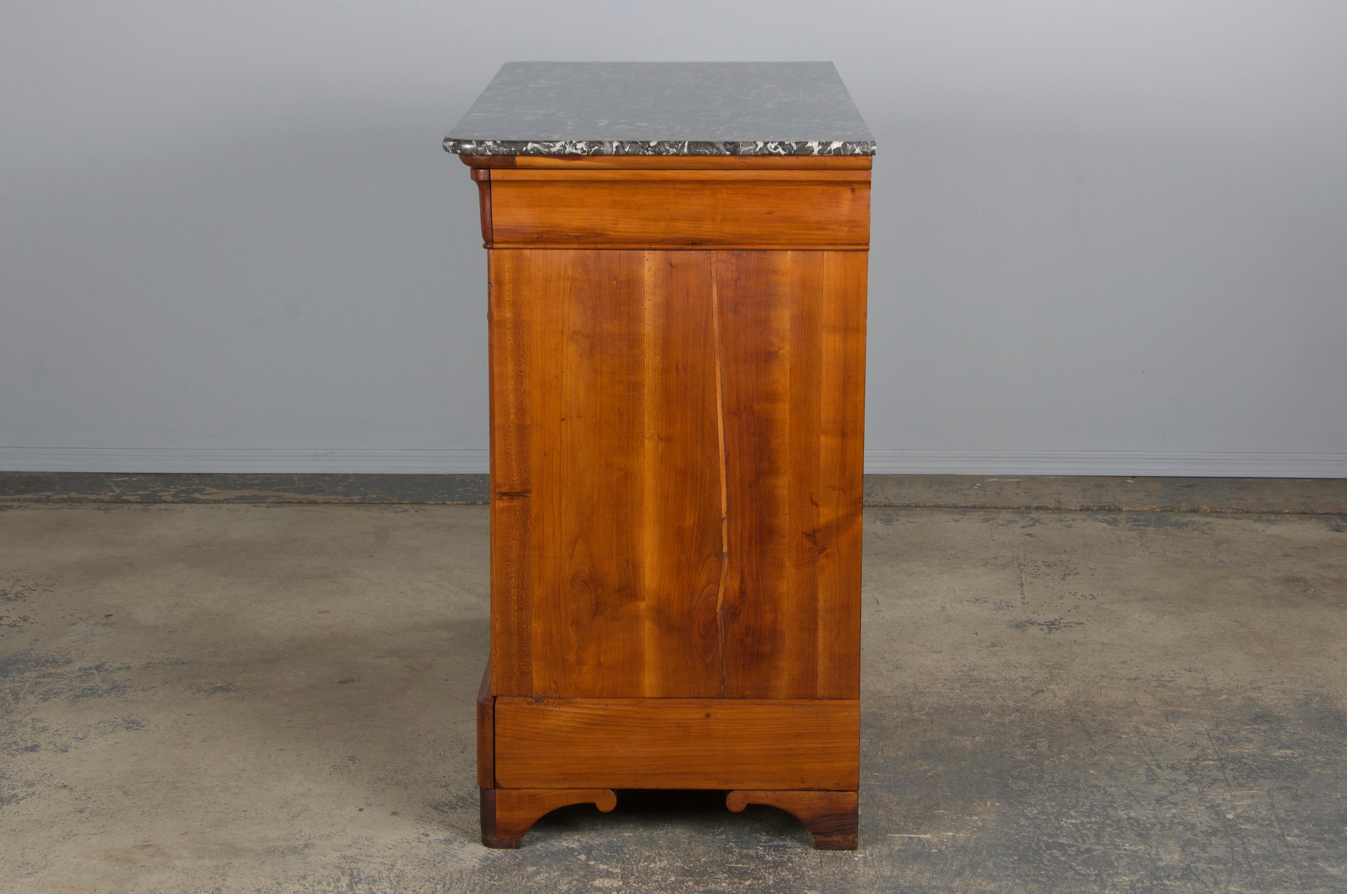Cassettiera in acero Louis Philippe del 19° secolo con piano in marmo in vendita 4