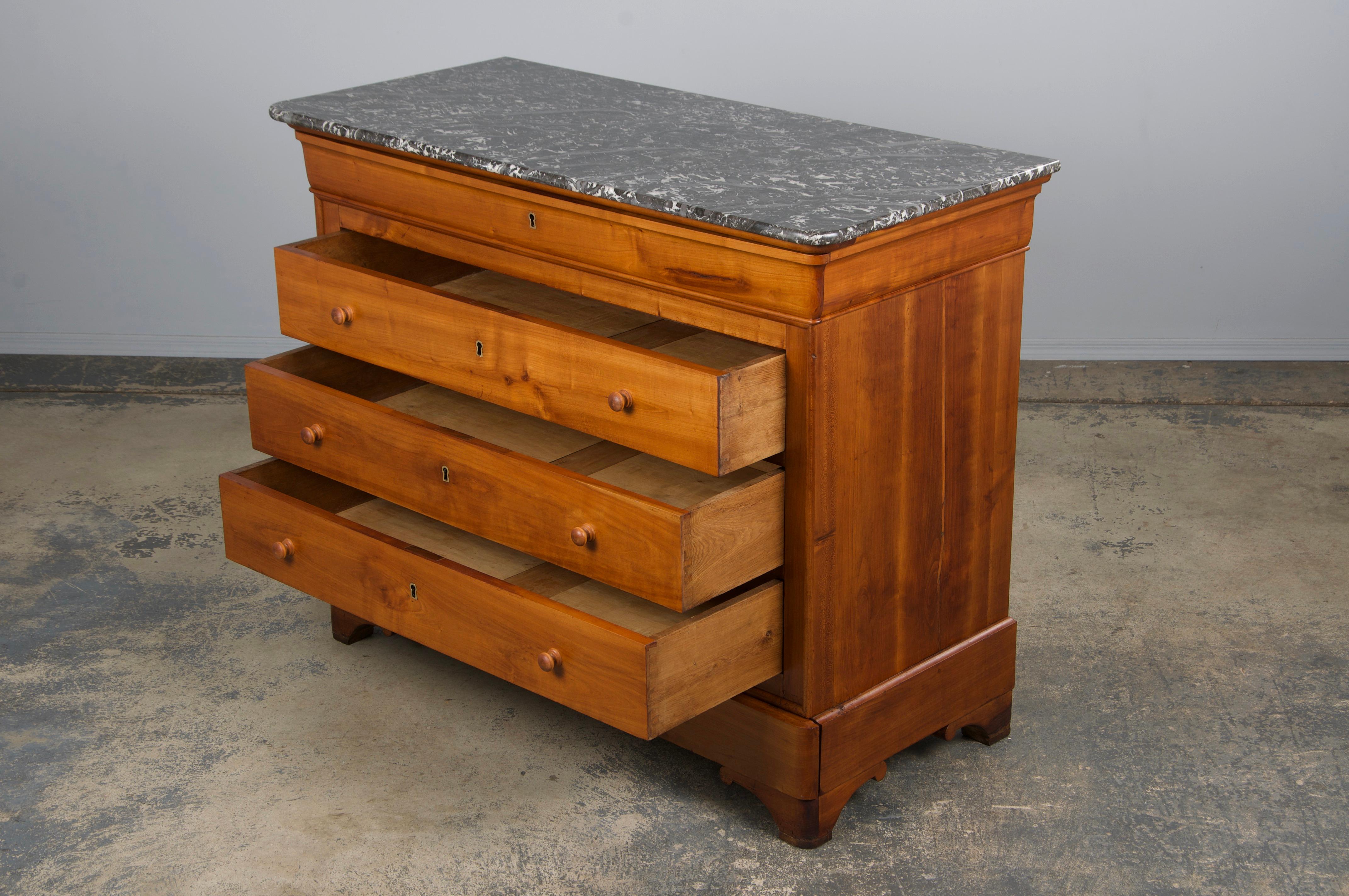 Cassettiera in acero Louis Philippe del 19° secolo con piano in marmo in vendita 8