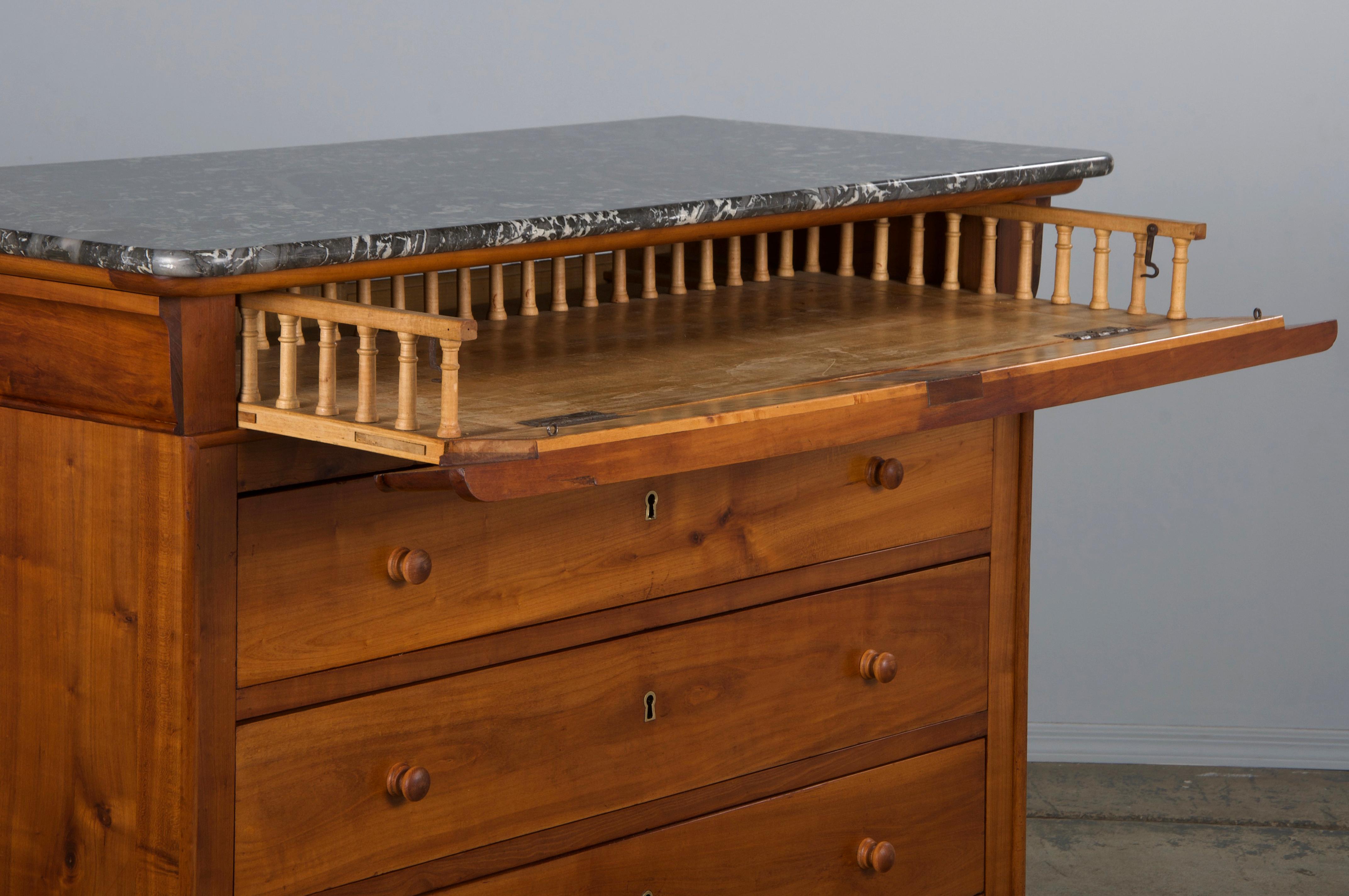 Cassettiera in acero Louis Philippe del 19° secolo con piano in marmo in vendita 1
