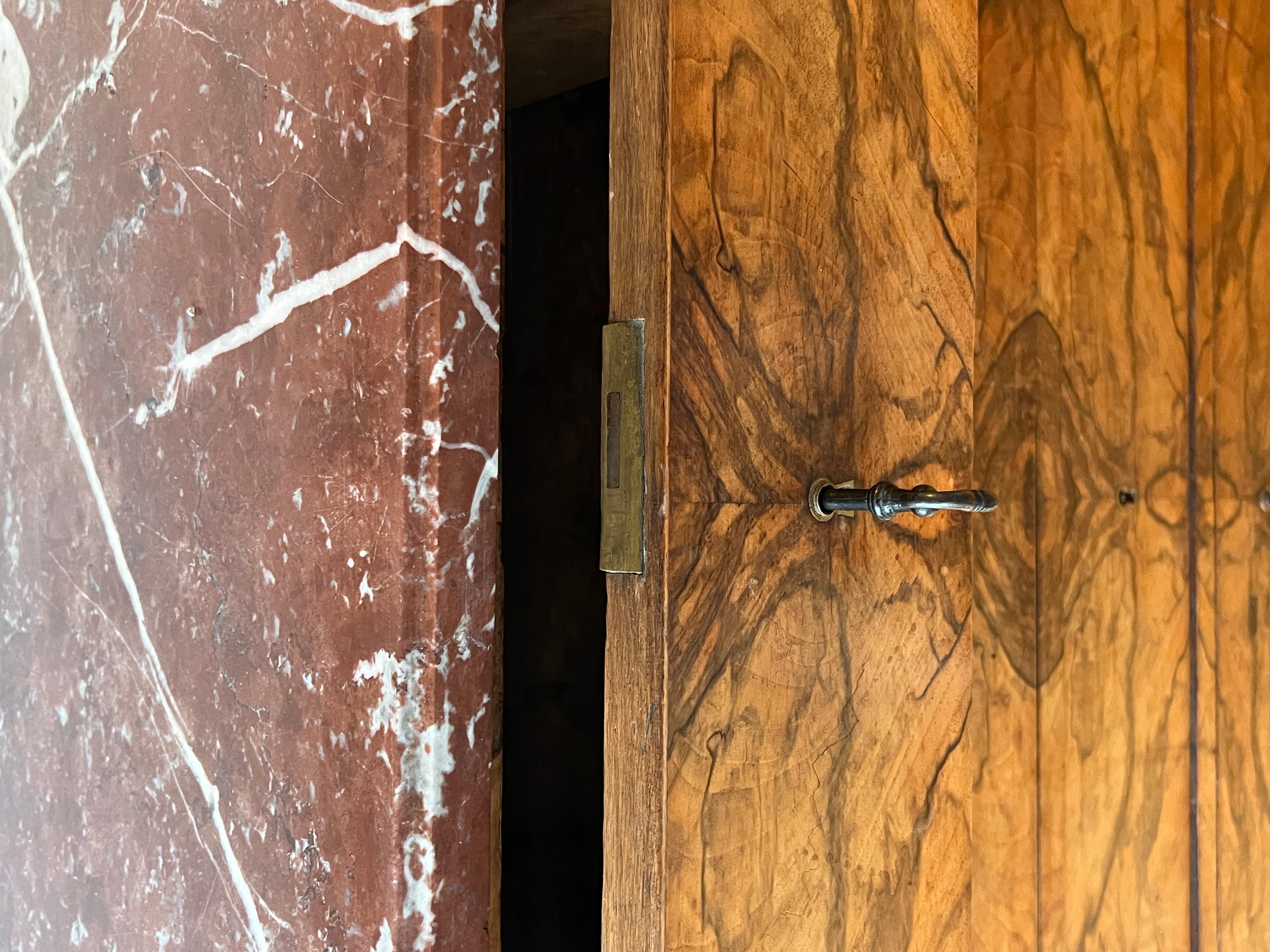 Commode francese Louis Philippe del XIX secolo con piano in marmo in vendita 5