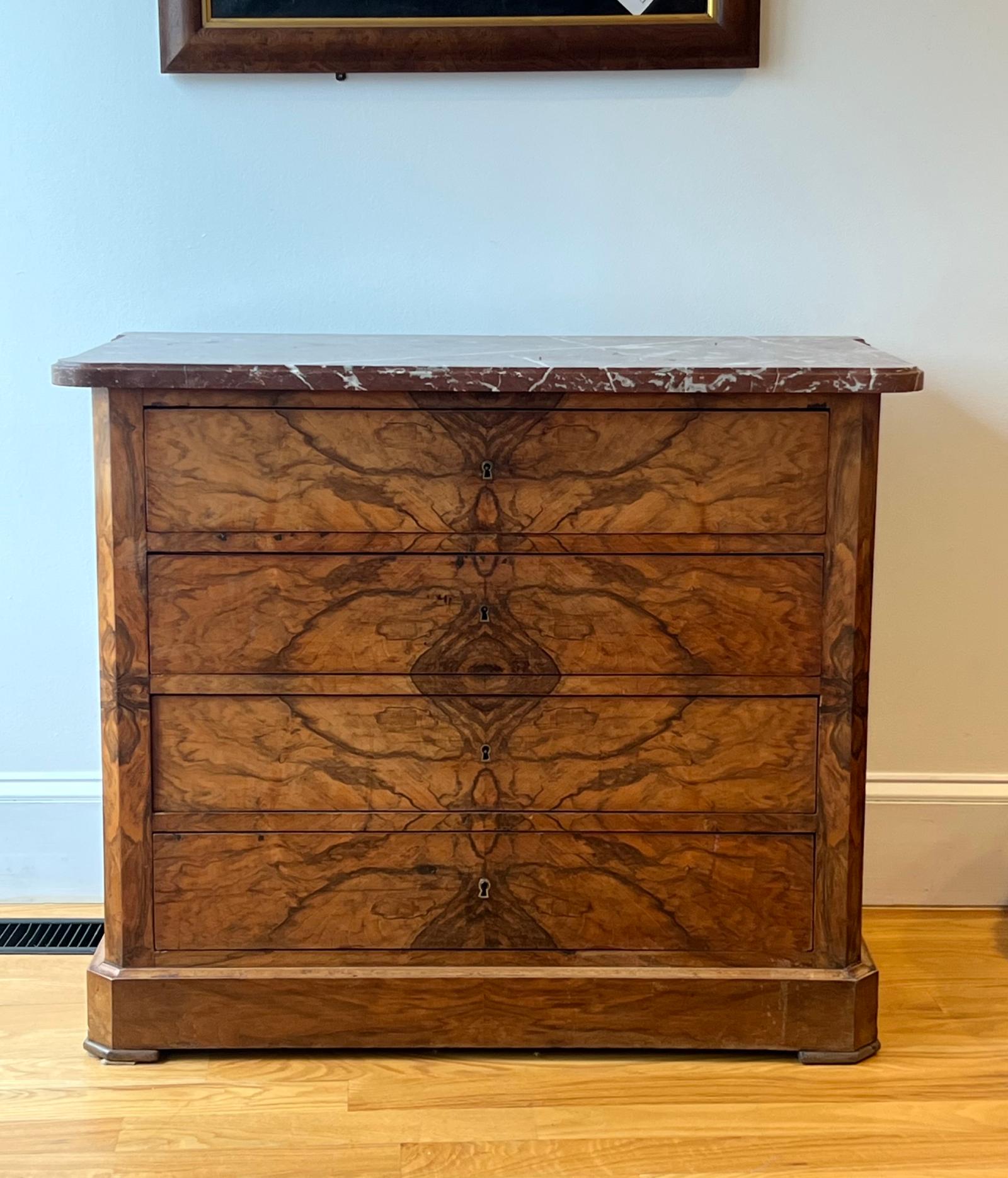 Commode francese Louis Philippe del XIX secolo con piano in marmo in vendita 1