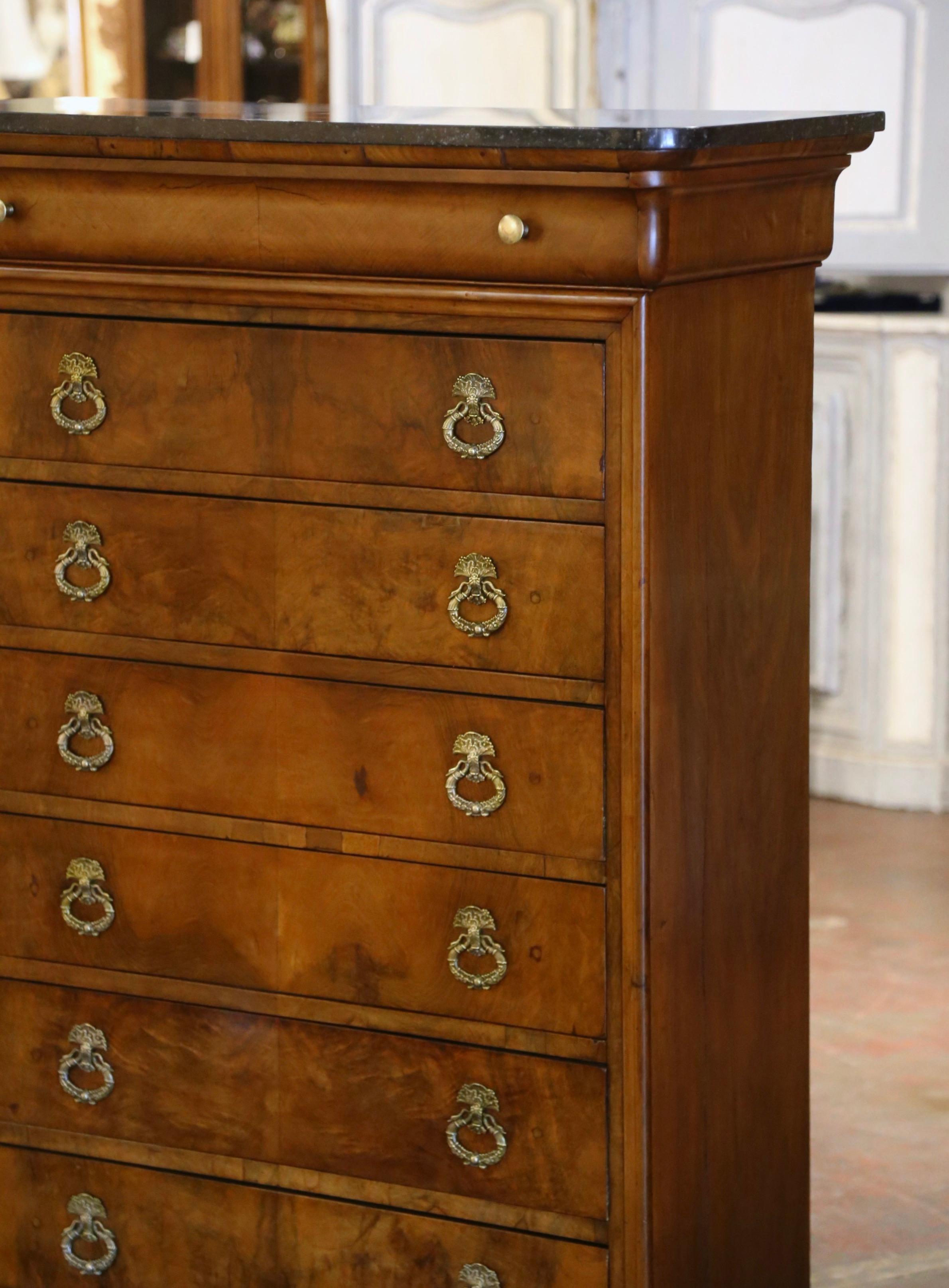 Arreda una camera da letto o uno spogliatoio con questa cassettiera Semainier in legno antico. Realizzato in Francia intorno al 1840 e costruito in legno di noce e radica, il cassettone alto e stretto poggia su piedi a staffa su una base a plinto
