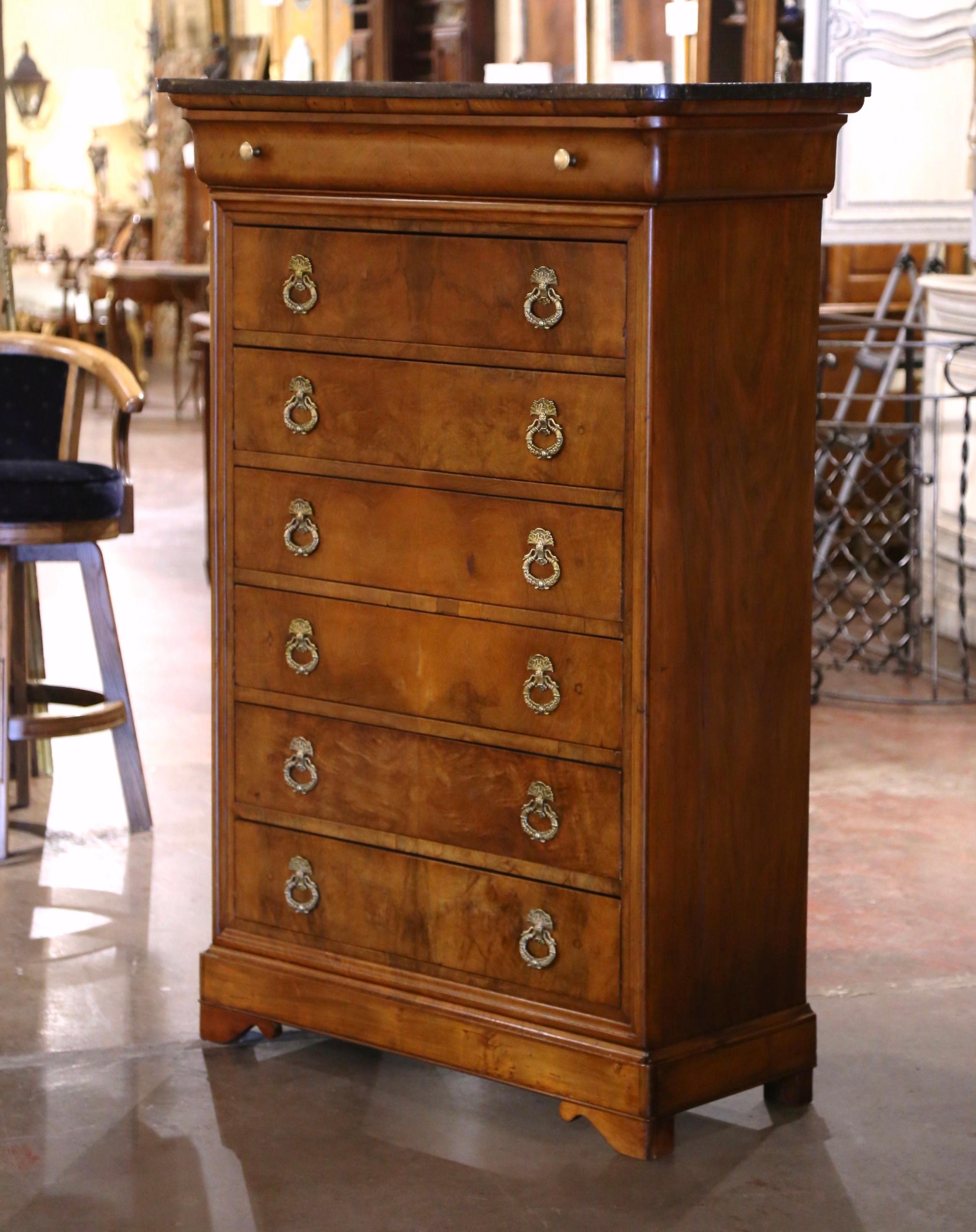 Francese Cassettiera Semainier in noce con piano in marmo di Louis Philippe del XIX secolo in vendita