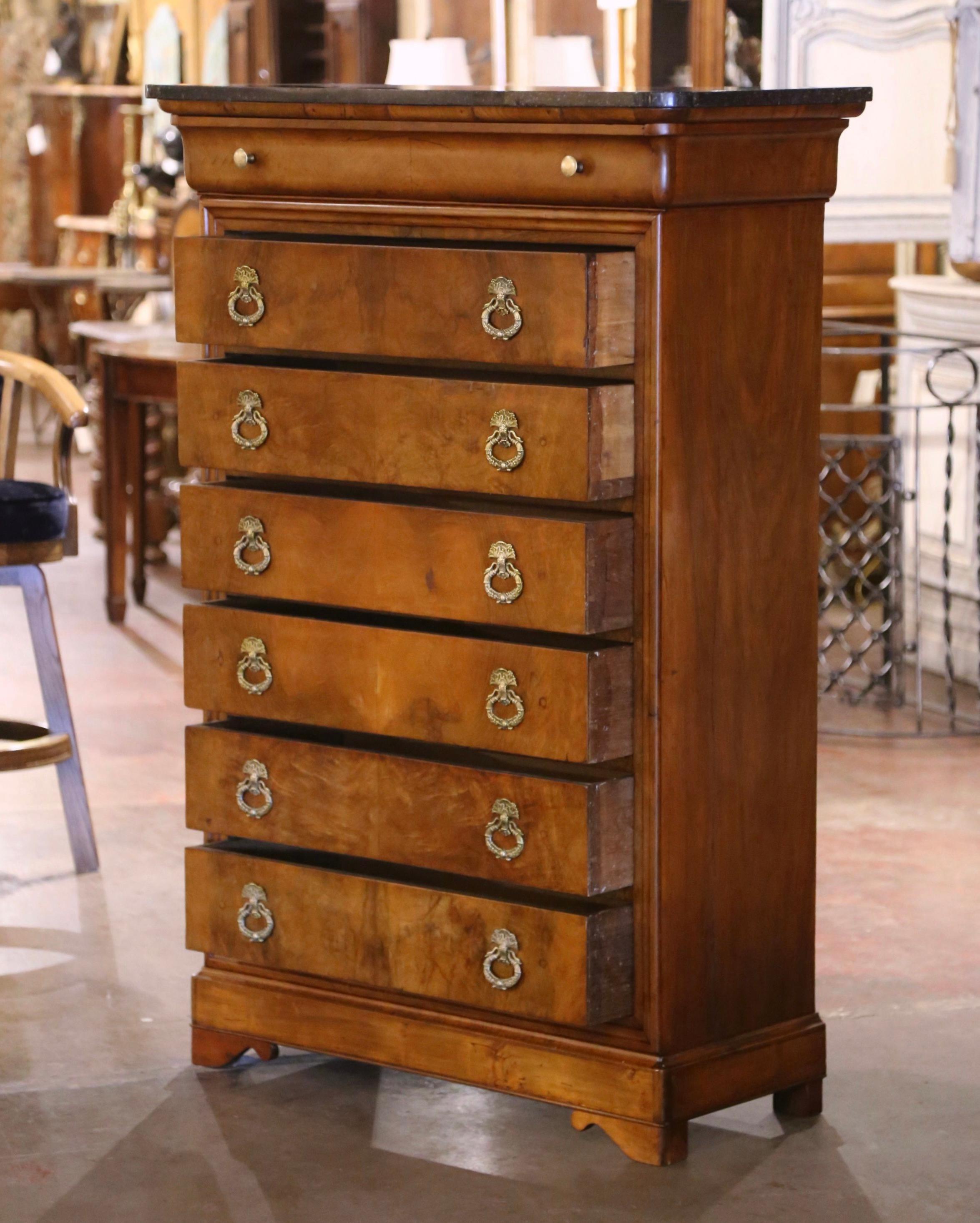 Intagliato a mano Cassettiera Semainier in noce con piano in marmo di Louis Philippe del XIX secolo in vendita