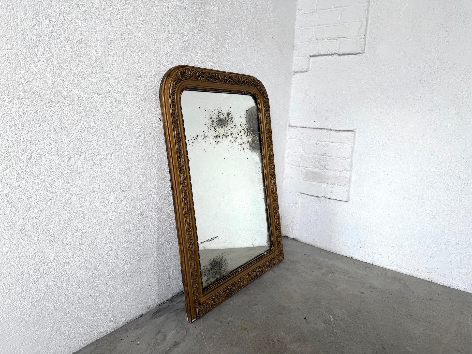 Specchio al mercurio del XIX secolo.
Cornice in stucco con ricchi motivi floreali dorati e patina originale.
La piastra a specchio presenta una forte ossidazione al mercurio, creando un bellissimo effetto invecchiato.
Retro originale in legno.
Un