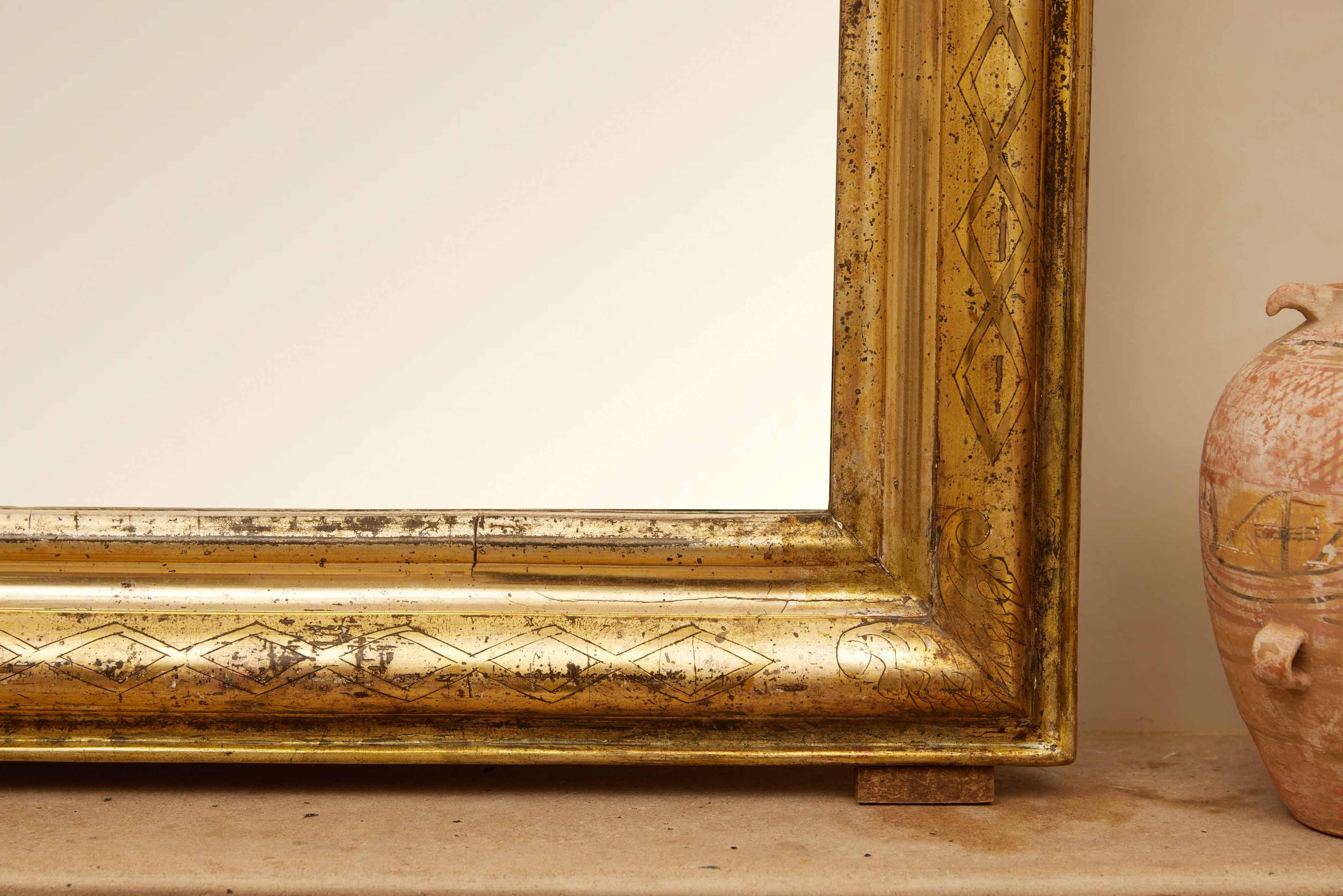 Louis-Philippe-Spiegel aus dem 19. Jahrhundert, ein Zeugnis der raffinierten Ästhetik dieser Epoche. Dieses exquisite Stück, das in Frankreich gefunden wurde, blickt auf eine reiche Geschichte zurück, die bis in die 1860er Jahre zurückreicht, und