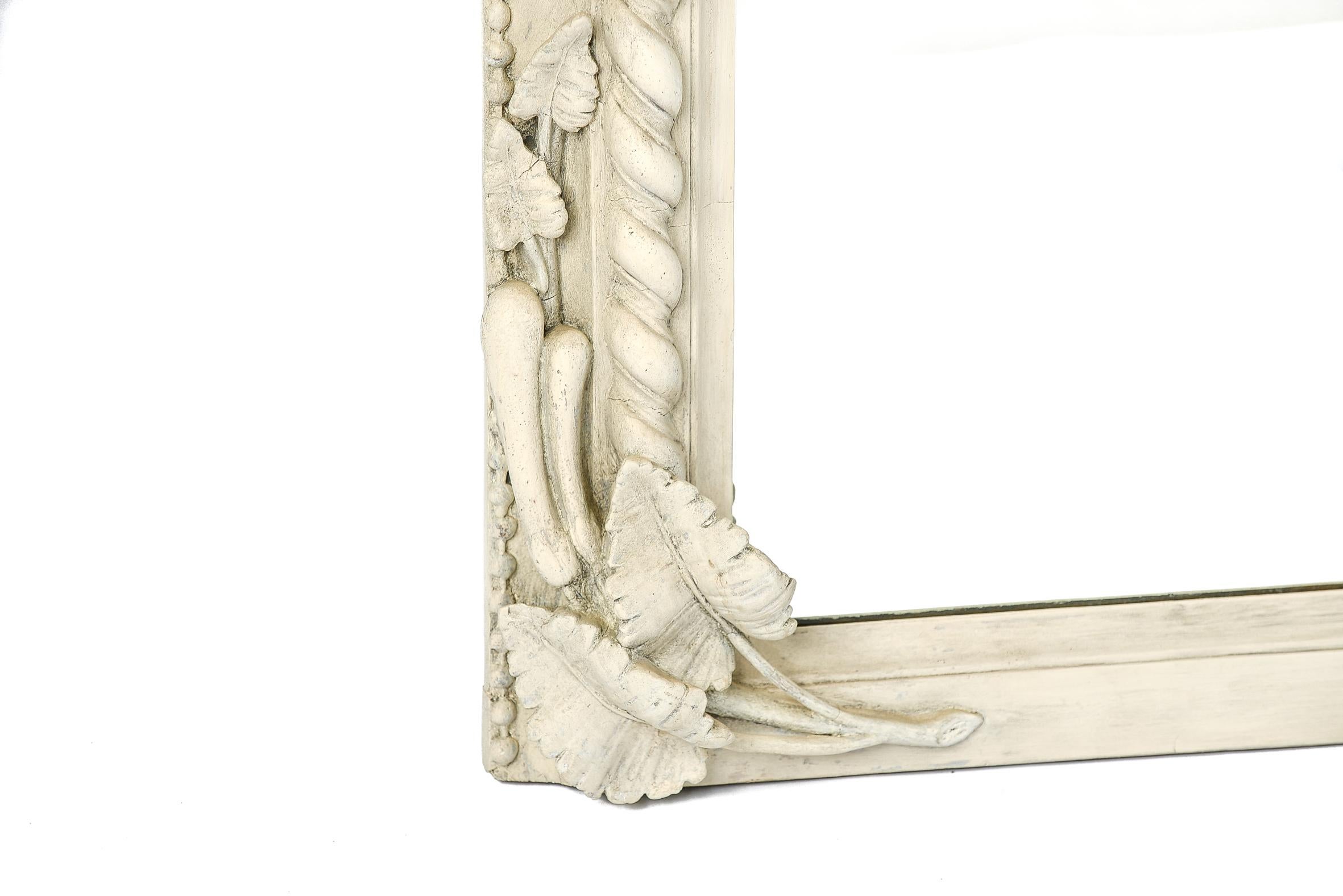 Gesso Specchio Louis Philippe francese del 19° secolo in bianco antico in vendita