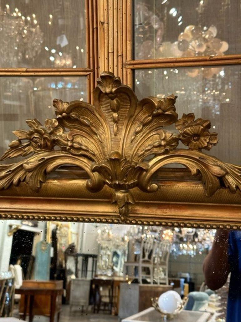 Miroir Louis Philippe français du 19ème siècle avec crête Bon état - En vente à Dallas, TX