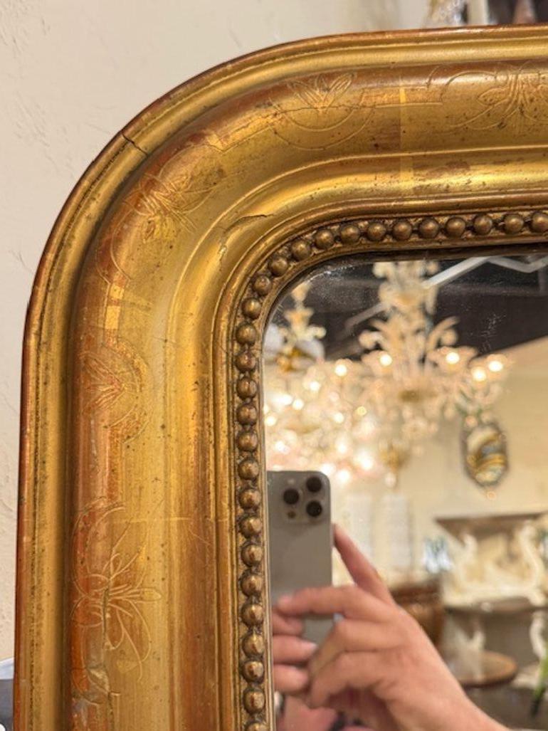 Französischer Louis Philippe-Spiegel des 19. Jahrhunderts mit Blumenmotiv im Zustand „Gut“ im Angebot in Dallas, TX