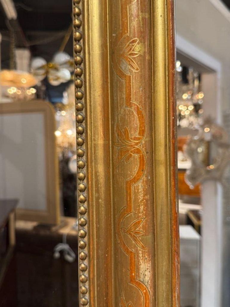 Französischer Louis Philippe-Spiegel des 19. Jahrhunderts mit Blumenmotiv (Vergoldetes Holz) im Angebot