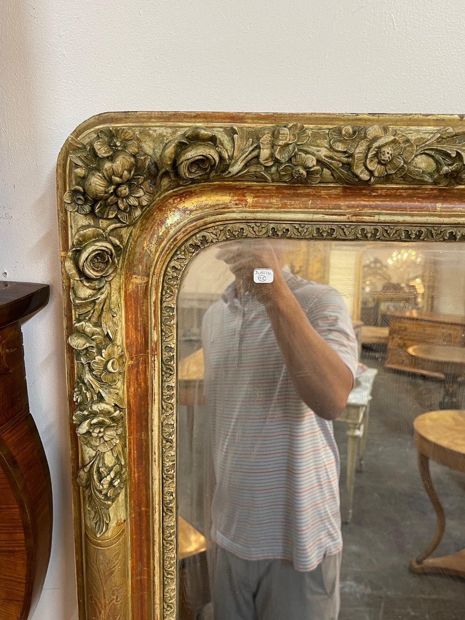 Magnifique miroir en bois doré Louis Philippe à grande échelle du 19ème siècle français avec des fleurs. Joliment sculpté et jolie patine également. Le miroir a une légère teinte rougeâtre par endroits. Si jolie !