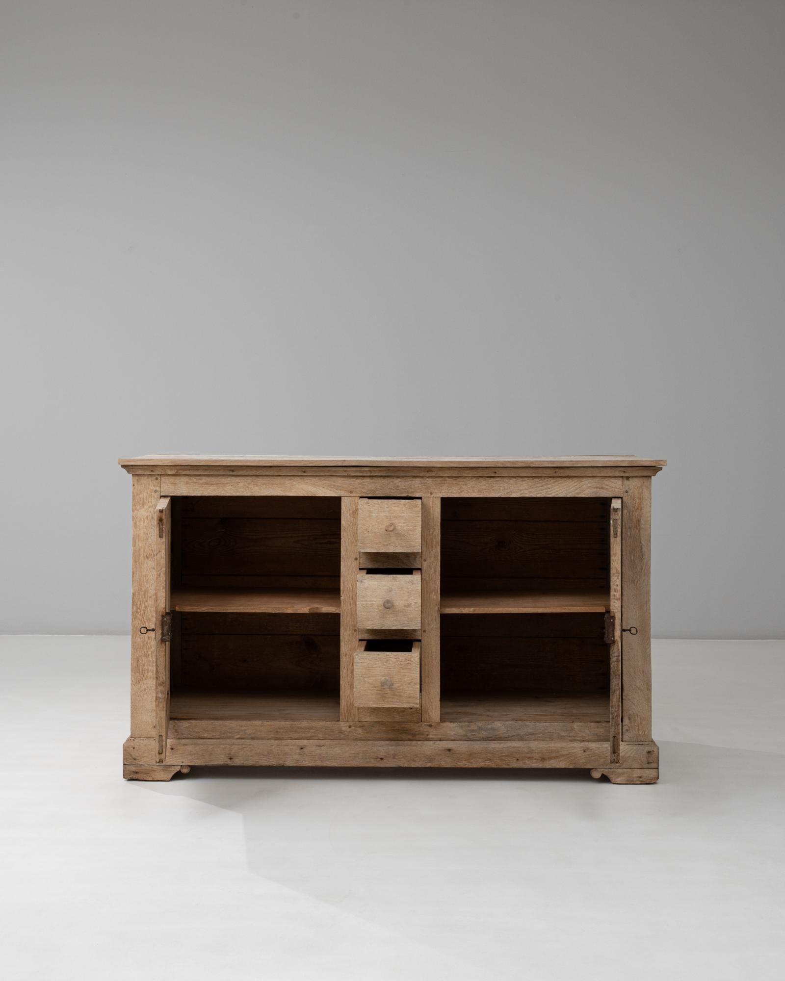 Luigi Filippo Buffet in quercia Louis Philippe del 19° secolo con cassetti centrali