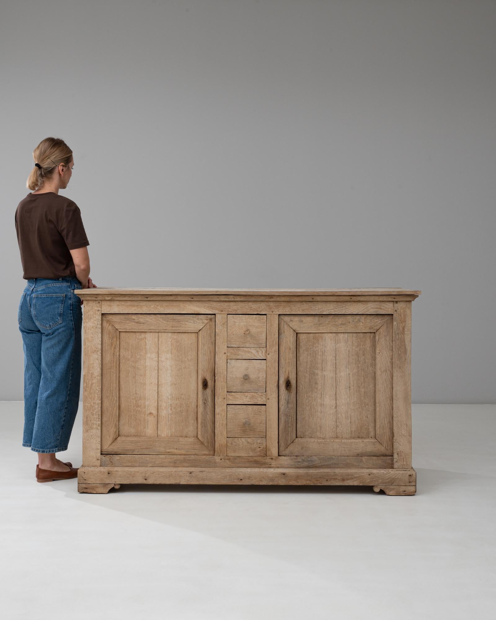 Francese Buffet in quercia Louis Philippe del 19° secolo con cassetti centrali