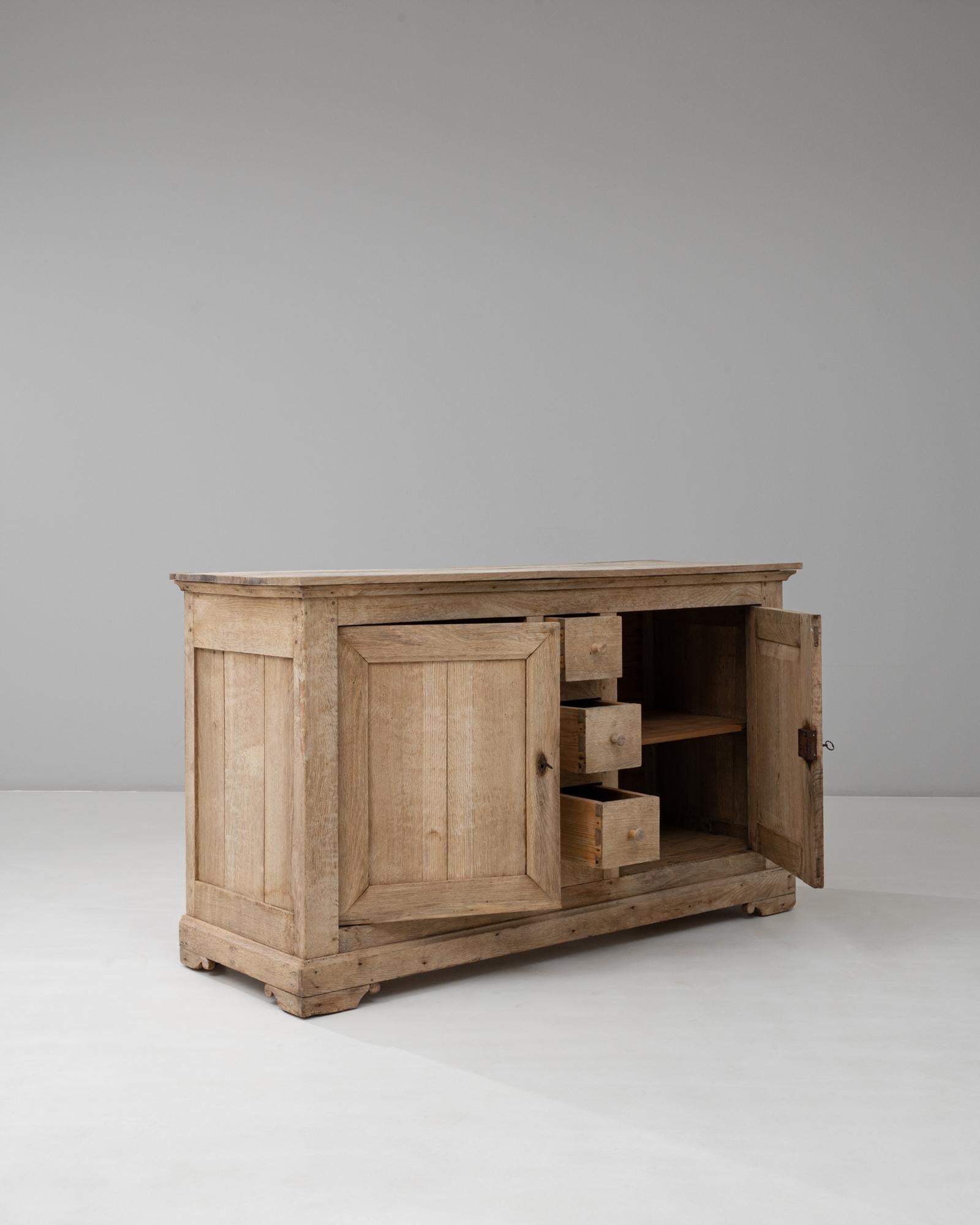 XIX secolo Buffet in quercia Louis Philippe del 19° secolo con cassetti centrali