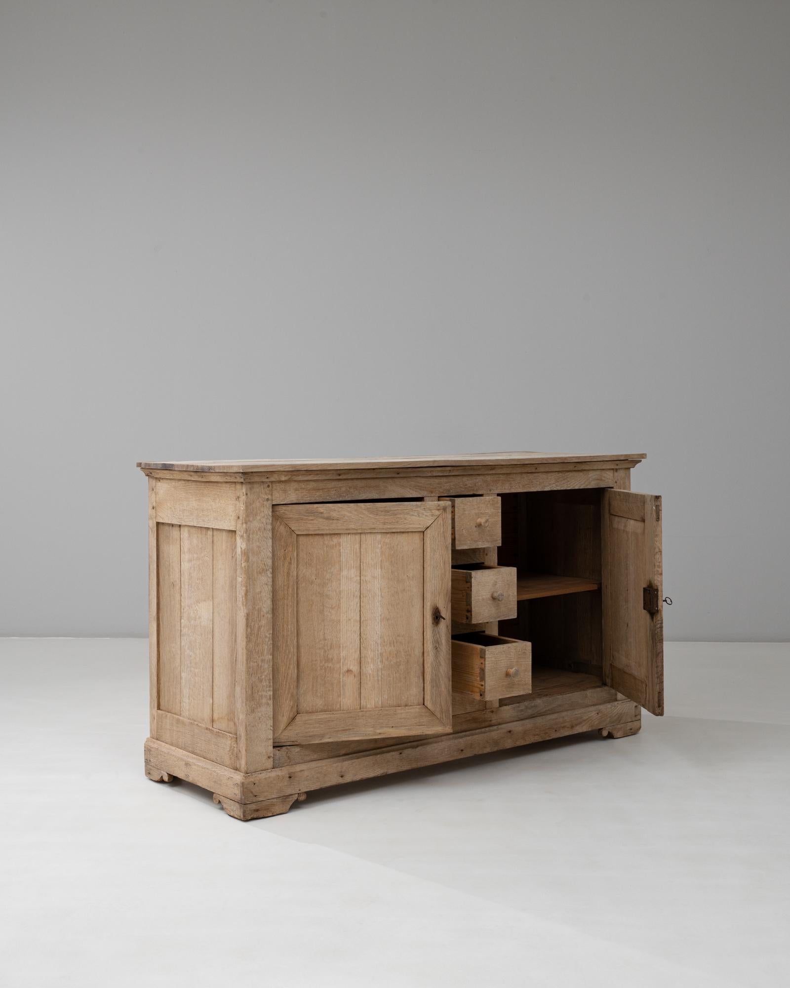 Quercia Buffet in quercia Louis Philippe del 19° secolo con cassetti centrali