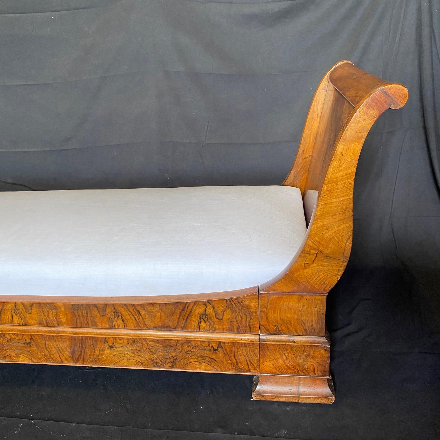 19th Century French Louis Philippe or Empire Style Burled Walnut Daybed 8