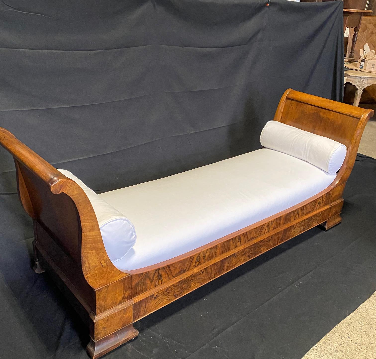 19th Century French Louis Philippe or Empire Style Burled Walnut Daybed In Good Condition In Hopewell, NJ