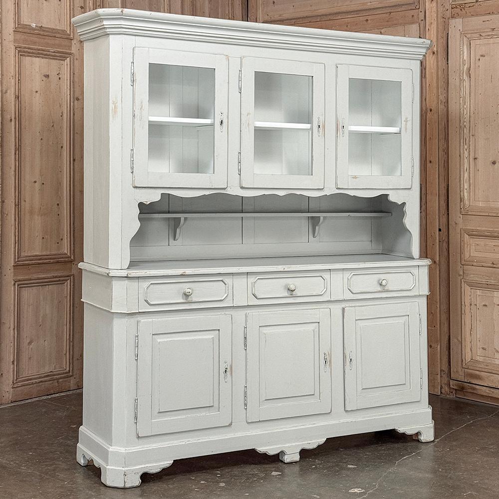 Le buffet en porcelaine peinte Louis Philippe du 19e siècle représente l'incarnation de la forme et de la fonctionnalité !  L'architecture sur mesure est mise en valeur par des moulures audacieuses sur la couronne et une base classique de type