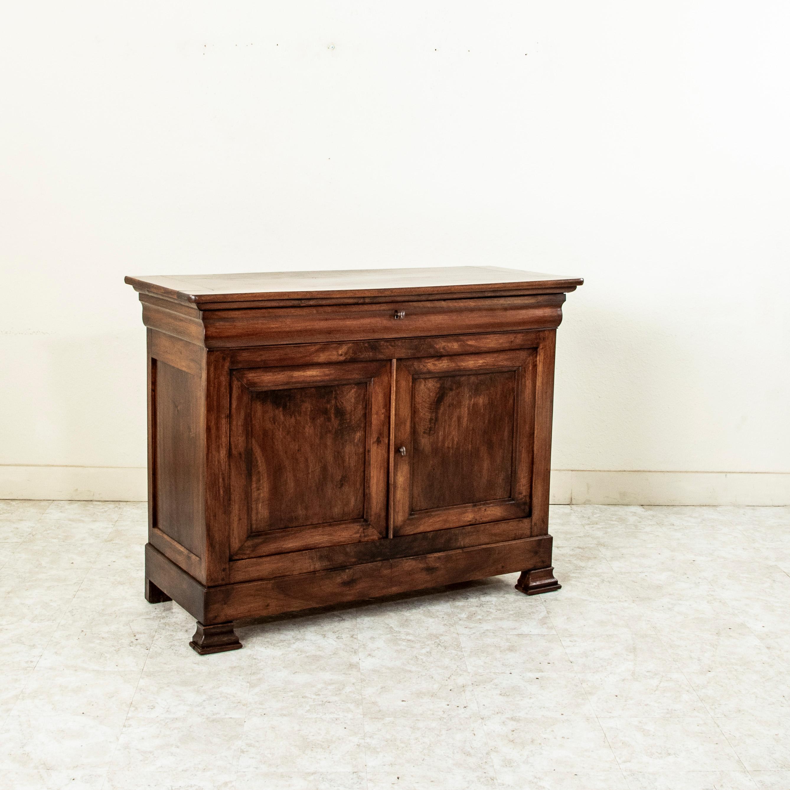19th Century French Louis Philippe Period Book Matched Walnut Buffet In Good Condition For Sale In Fayetteville, AR