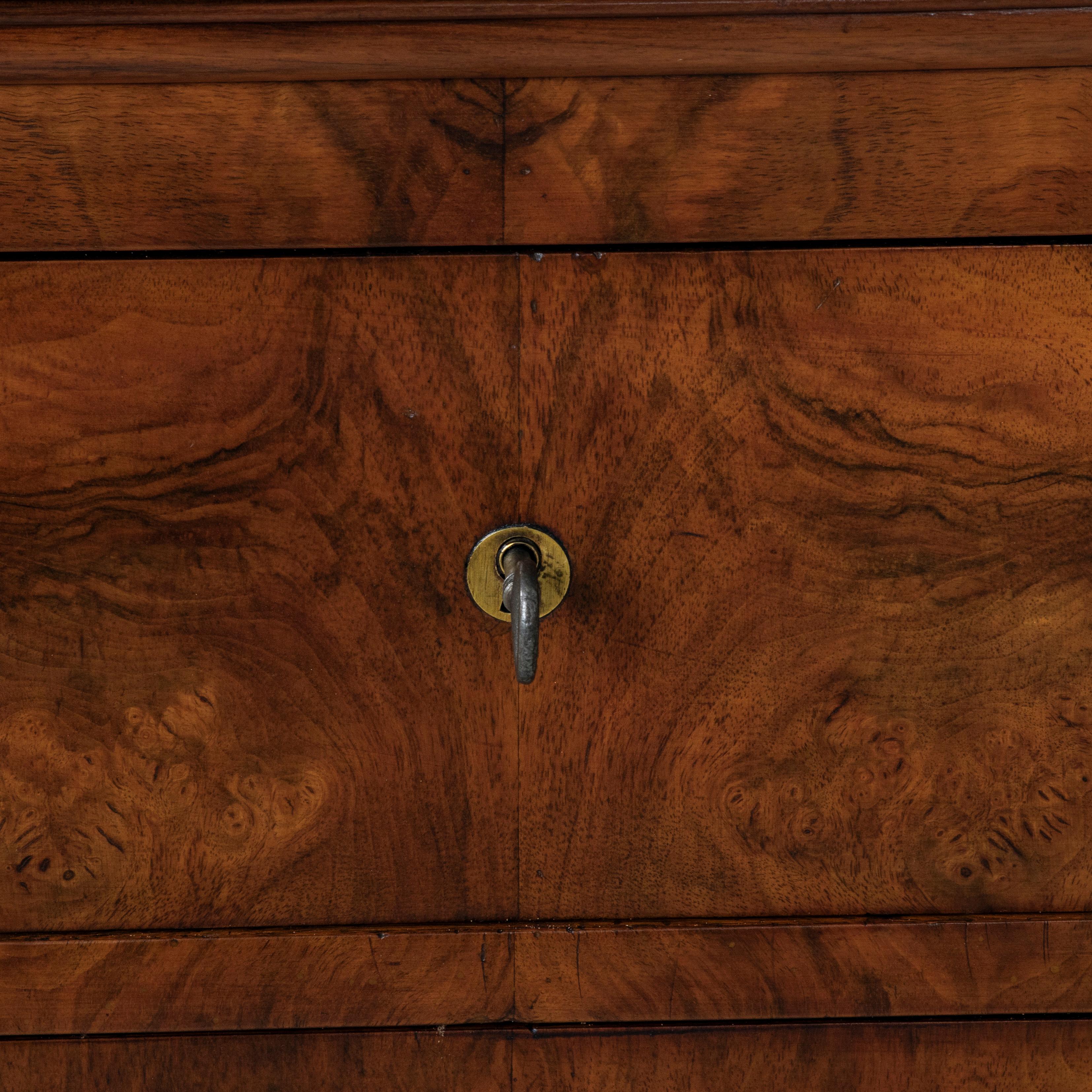 Cassapanca in legno di noce abbinata a libri del periodo Louis Philippe del XIX secolo, marmo in vendita 7