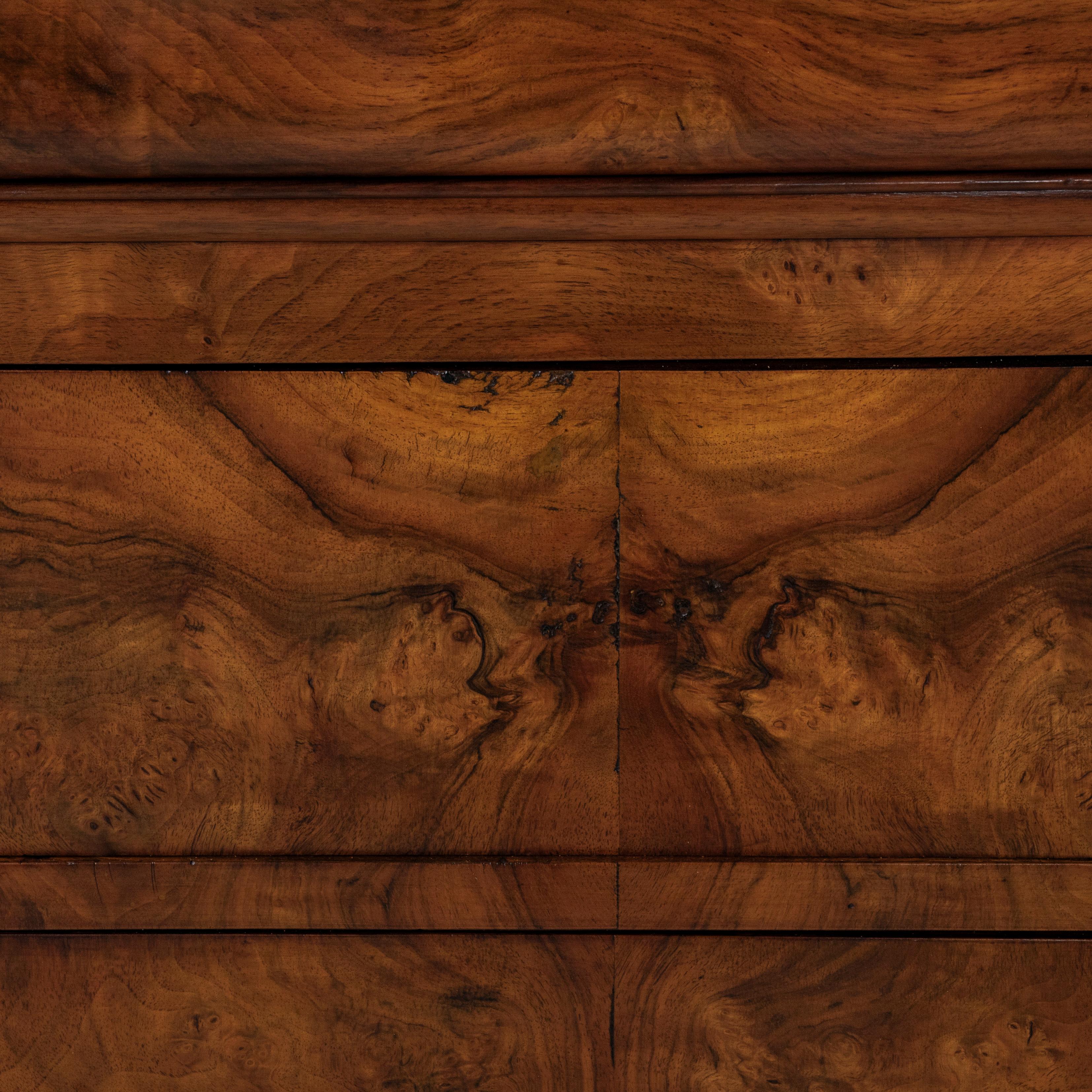 Cassapanca in legno di noce abbinata a libri del periodo Louis Philippe del XIX secolo, marmo in vendita 11